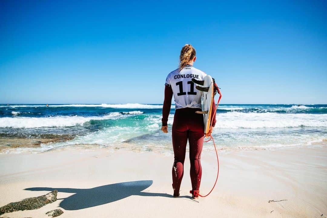 コートニー・コンローグのインスタグラム：「Eyes gazing 📷 @wsl」