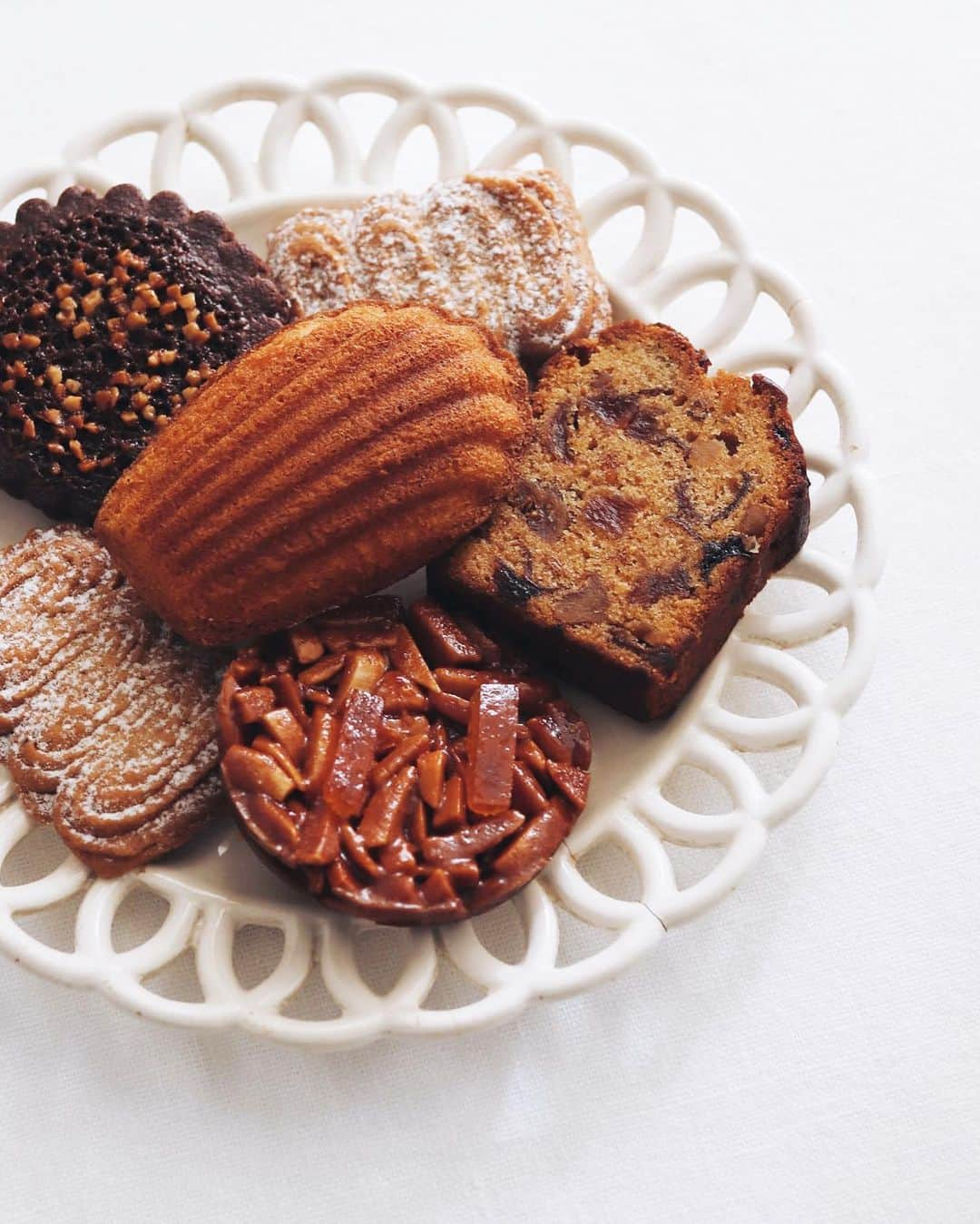 樋口正樹さんのインスタグラム写真 - (樋口正樹Instagram)「LA CANDEUR . 仙川のラ・カンドゥールの 焼き菓子をいろいろ盛合せ。 美味しゅうございましたー🤗 . . . #朝菓子 #おめざ #ラカンドゥール #仙川 #仙川スイーツ #京王線スイーツ #仙川パティスリー #lacandeur」4月22日 10時31分 - higuccini