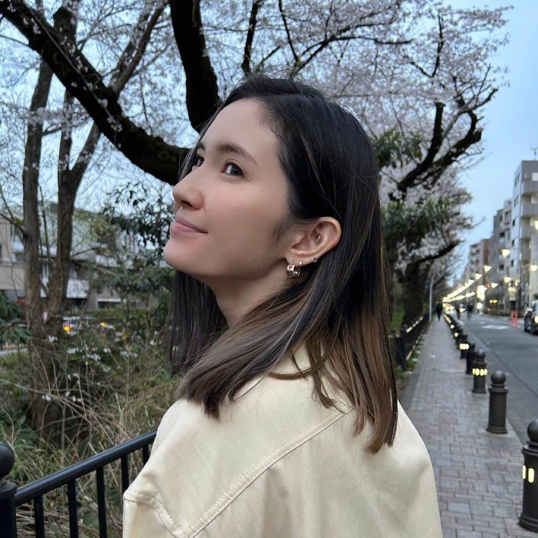 市川紗椰さんのインスタグラム写真 - (市川紗椰Instagram)「久々の「正直さんぽ」有吉さん、錦鯉のお二人、生野さんと一緒に三鷹をぶらぶらしました。 高校が近かったから知ってるつもりの三鷹、めちゃくちゃ進化してました、 もし良かったらー 肉、美味しかったヽ( ･肉･ )ゝ ⁡ ⁡ フジテレビ「有吉くんの正直さんぽ」 4/22 12:00〜13:30 ⁡ J-WAVE 「Orient Star TIME AND TIDE」 毎週土曜　２１時〜 @jwavetimeandtide ゲストは壁画アーティストの傍嶋 賢さん ⁡ NHKfm 「x（かける）クラシック」 毎週日曜　１４：００〜１５：５０ 毎週月曜　７：２５〜 テーマは風xクラシック ⁡ BSテレ東「乗れない鉄道に乗ってみた」 4/23 23:30〜 ⁡ ジャケット @tela9official カットソー @hakuji_official パンツ @JACK_JOAT @POM_AMSTERDAM ピアス @brie_leon スタイリスト @okapiiiii  ヘアメイク　@inoueshohei_hairmake」4月22日 10時36分 - sayaichikawa.official