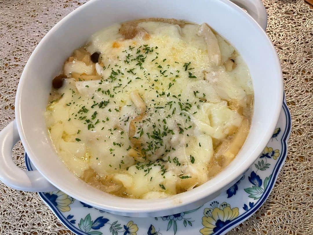 内海和子さんのインスタグラム写真 - (内海和子Instagram)「. おはようございます。 今朝は昨夜の残りうどんで #うどんグラタン スープを増やす代わりに 牛乳とニンニク麹を追加し 刻んだ玉ねぎを入れて煮込み チーズを乗せて焼きました。 柔らかいので高齢の母にも 大好評の一品です😅 . . #気温差にびっくり #残り物アレンジ#うどん #カズゴハン #おうちごはん#うちごはん #毎日手作り#健康第一 #作り置き#料理記録#献立#手作り料理 #丁寧な暮らし#幸せの食卓部 #内海和子 #食器#うつわ#うつわずき#器 #ぬか漬けソムリエ」4月22日 10時42分 - kazukoutsumi
