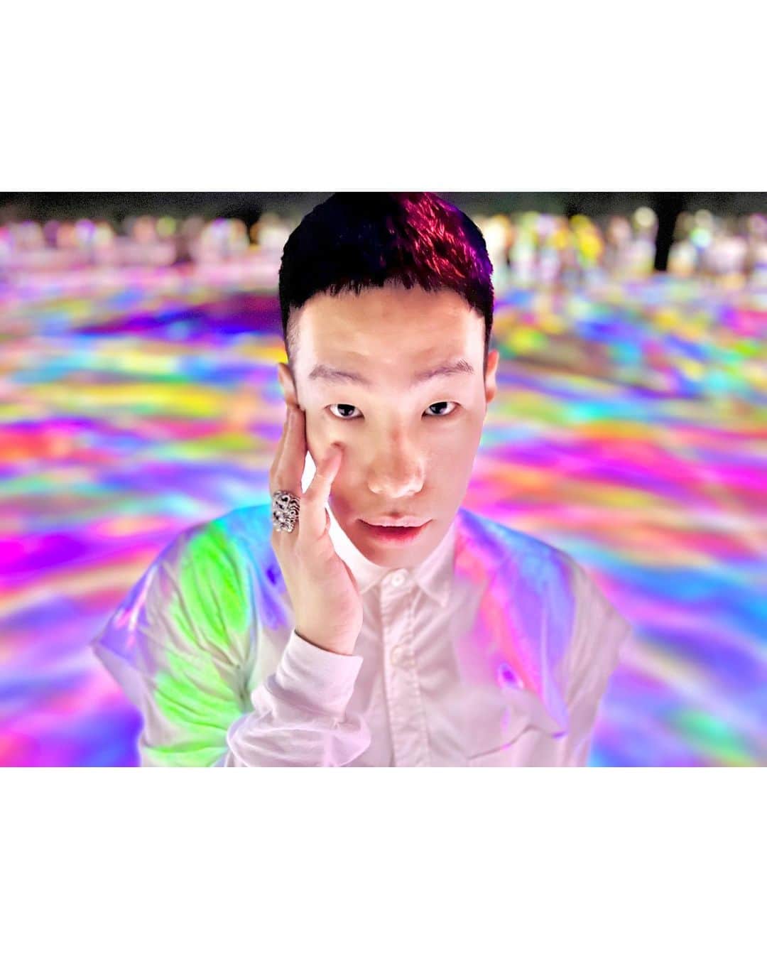 坂口涼太郎さんのインスタグラム写真 - (坂口涼太郎Instagram)「🌈🏳️‍🌈🌈🏳️‍🌈 Tokyo Pride Week #涼短歌  「ご結婚されていますか？」 「したくてもここには性治家がいるので」  結婚はしているのかと結婚ができない島で聞かれるふしぎ  養子(ではないのにここで恋人と一緒に生きてくために)縁組  この島は「好きな異性」と書いてある占い本で埋め立てました  🏳️‍🌈 #TRP2023 🌈 @tokyo.r.pride  #tokyorainbowpride   #涼短歌」4月22日 10時43分 - ryotarosakaguchi