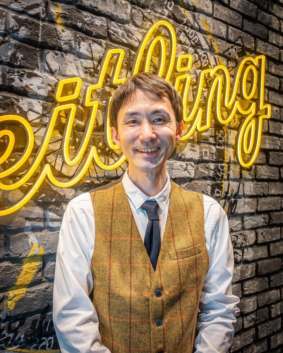 #ぶらエディターズ GINZA SIX オフィシャルさんのインスタグラム写真 - (#ぶらエディターズ GINZA SIX オフィシャルInstagram)「BREITLING BOUTIQUE TOKYO 5F @breitling_ginzasix_squad   日本の商業施設では初となるブライトリングのブティックが、3/25（土）GINZA SIX 5Fにオープンしました✨⌚️ブライトリングとは1884年に設立されたスイスの時計メーカーで、近代のクロノグラフ機構を開発したり、ナビゲーションツールウオッチのパイオニアとしても知られています🇨🇭👏🏻   そんな革新的なメーカーの時計がフルコレクションで揃うのが、BREITLING BOUTIQUE TOKYO（ブライトリング ブティック トウキョウ・📸1枚目）です🙌🏻店頭には、陸、海、空のそれぞれのシーンで活躍するモダンレトロなスタイルの時計が、常時150本以上も並びます！   ブティックに入ったらまず注目したいのが、入口すぐのショーケースです（📸2枚目）✨陳列されているのはブランドのアイコン的な時計、ナビタイマーの最新モデル。中でもナビタイマー B01 クロノグラフ 41のアイスブルーのダイヤル（📸3枚目・税込1,160,500円）は特に人気で、実物を見られるブティックが限られているそう👀💫見つけたら要チェックです✍️✅   ほかにも品格漂うプレミエ コレクション（📸4枚目・プレミエ B01 クロノグラフ 42 税込1,100,000円）やフォード マスタングやシェルビー コブラなど往年のアメリカ車からインスピレーションを得て作られたトップタイム クラシックカーズ（📸5枚目・トップタイム B01 シボレーコルベット 税込990,000円）など、発表間もないモデルも見逃せません！✨   さらに世界でもわずか数店舗、国内ではここだけとなるアパレルも販売（📸6枚目）😳👕！これはオーストラリアのブランド、デウス・エクス・マキナ @deusresidenceとのコラボレーションによって生まれたもの。デウス・エクス・マキナはハンドビルトのカスタムバイクやパーツの販売にはじまり、サーフィンやスノーボード、自転車、音楽などさまざまなカルチャーにまつわるアパレルアイテムを展開するブランドです🏄🌴🏂☃️🗻   ブライトリング ブティック トウキョウには、タイポグラフィが背面に描かれたブライトリングカラーのイエローのTシャツ（📸7枚目・税込9,900円）や、両ブランドのロゴマークが並ぶキャップ（📸8枚目・税込5,500円）など、リラックスして着られそうなアパレルアイテムがズラリ👏🏻   内装は全世界のブティックと同様に、インダストリアル・ロフトと呼ばれるブランドの最新デザインコンセプトで彩られています（📹9枚目）。レンガ倉庫のような空間にヴィンテージ風のペンダントランプ、味わい深いオリジナルの什器、クラシカルな自転車などを巧みに配したモダンレトロな雰囲気は、まるで大人の隠れ家のよう☺️   さらに路面店と違ってドアがなくて間口が広いので、開放的で立ち寄りやすい佇まいも魅力。実際ふらっと入店する人も多く、中に入るとブライトリングに精通したブランド公認のスペシャリストたちが迎えてくれます。中でも森祐二店長（📸10枚目）はウオッチコーディネーターの資格を持つ時計販売のスペシャリスト😳✨ブライトリングについてはもちろん、時計の歴史や技術的なことなど幅広い知識を備えた、頼れる方なのです🙋🏻‍♂️❣️   ブライトリングの魅力について森店長はこう話します。「1940年代〜’80年代にすでに完成されたデザインを、さらに現代の技術でブラッシュアップしたモデルが多く、ヴィンテージウオッチの雰囲気を最新のキャリバー（ムーブメント）で味わえます。しかもキャリバーの多くが自社製で、シースルーバックと呼ばれる透明な裏蓋を採用しているモデルがほとんど。複雑でメカニカルなキャリバーの動きを眺めて楽しめることもポイントです」   長く使う時計だからこそ、充実したアフターサービスはブランドの要でもあります✨同じ銀座の4丁目には、サービスセンターであるスタジオ ブライトリング銀座があり、ベテランの時計修理技能士たちが修理やメインテナンスを行ってくれるので、安心して預けられるのも嬉しい点です😊🙌🏻   現在、ブライトリング ブティック トウキョウでは時計を試着した腕元をInstagramにアップすると、ギフトがもらえるイベントを不定期で開催中。今後もこうしたイベントを増やしていき、さらに盛り上げていきたいと話す森店長🙋🏻‍♂️🌟気負わず入れるブライトリング ブティックで、ブランドの世界観や時計の魅力に触れてみましょう！   ―― 5F ☎03-4588-6484 ――   #ブライトリング #東京 #銀座 #腕時計 #breitling #watch #ウォッチ #japan #swiss  #swissmade #squadonamission #land #sea #air #空 #陸 #海 #pilot #diver #deus #デウス #deusexmachina #navitimer #ナビタイマー #ginza #ginzasix #ギンザシックス   @ginzasix_official」4月22日 12時00分 - ginzasix_official