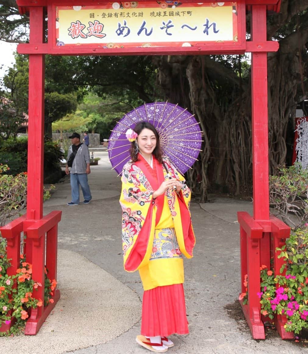 佐竹ななのインスタグラム：「沖縄で民族衣装着てきたよ✨ 初めてきたけど華やかで可愛かったー✨  #沖縄　#okinawa #沖縄ワールド #子供と2人旅」