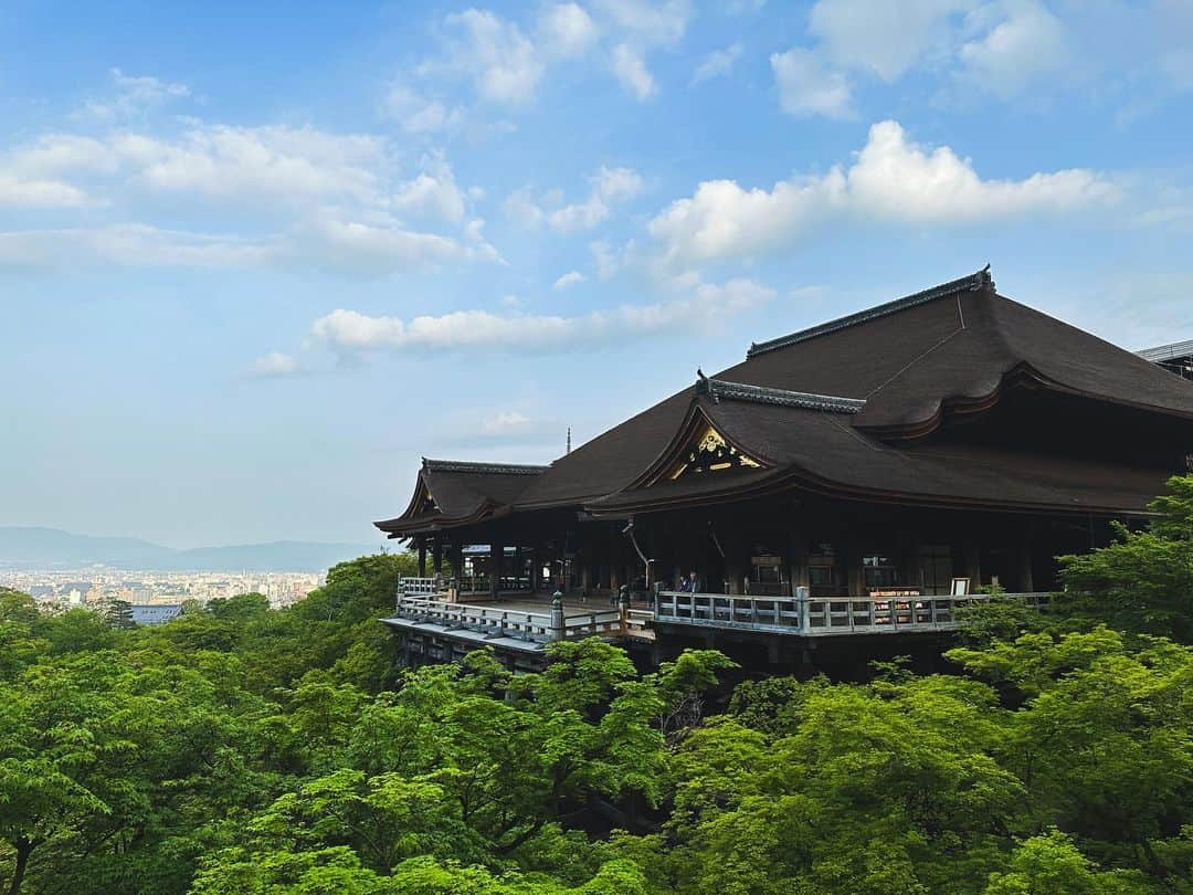 大瀧彩乃のインスタグラム：「・ 新緑の京都🍃 営業前の朝のおさんぽ👣  #kyoto#kiyomizu#京都#takiicotrip #東京京都生活」