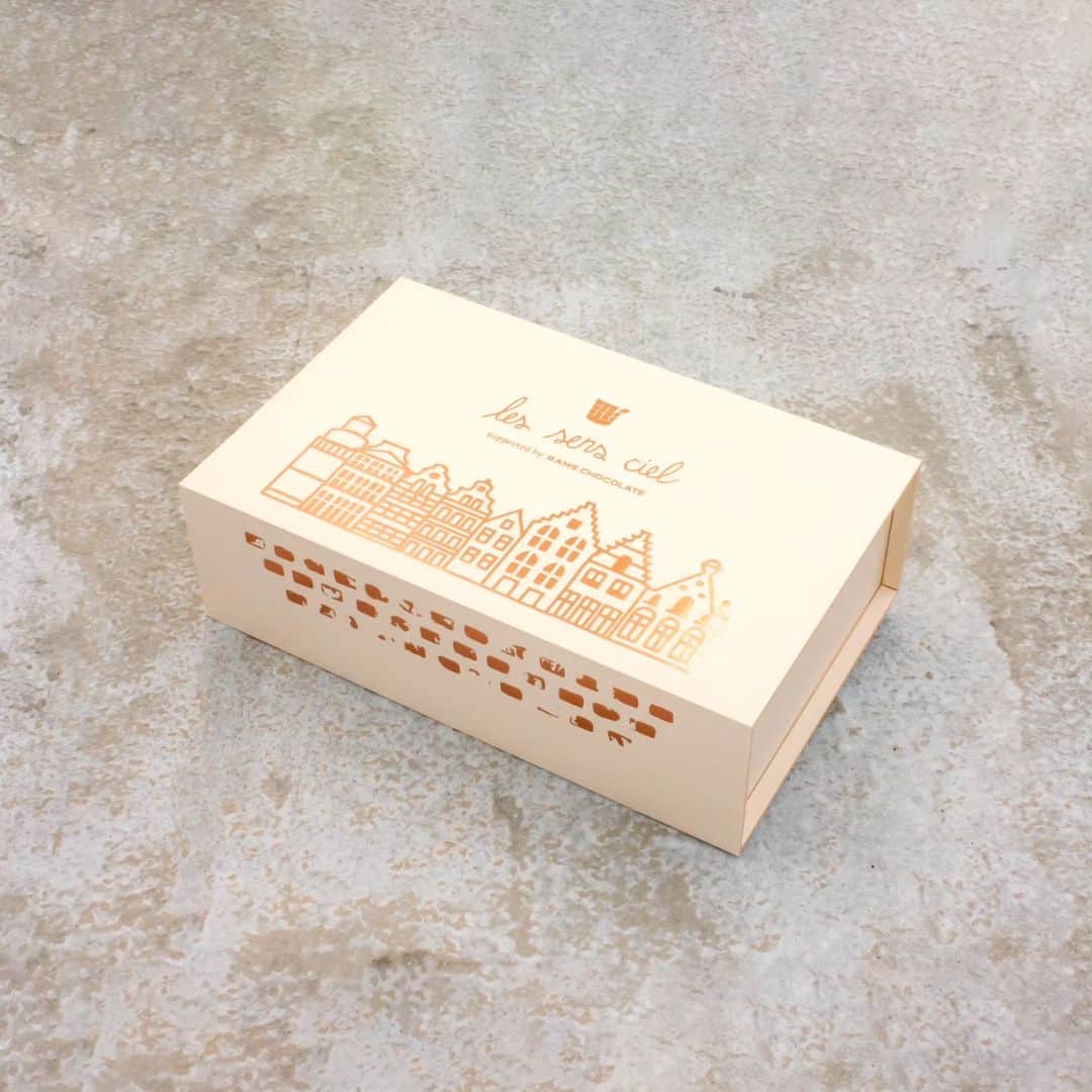 Les sens cielさんのインスタグラム写真 - (Les sens cielInstagram)「2023 Les sens ciel パッケージデザイン @lessensciel.recette . YouTubeチャンネル @lessensciel.recette の第一弾商品のパッケージデザインに協力しました。 . ベルギーの味を日本に届けようというものでした。@morita_package と一緒に、牛乳パックを再利用した段ボールでV字カットの箱をデザインしました。ナチュラルなピンク色と、銅箔のイラストで、温かみのあるデザインに仕上げました。 イラストは、ブリュッセルの代表的な建築物を描きました。チラシには、Les sens cielさんのオリジナルイラストと、お二人のお気に入りの場所の地図が入っています。 . 2023 Les sens ciel package design . A design collaboration with youtube channel @lessensciel.recette for their first product' packaging.  . The idea was to bring a taste of Belgium to Japan. We designed with @morita_package a V-cut box with recycled milk pack cardboard. The natural pinkish color, in addition with copper foil illustration, gives the design a  nice warm feeling.  For the illustration, I drew Brussels' typical architecture. The explanation paper contains les sens ciel's original illustrations and a map of their favorite places.」4月22日 10時54分 - lessensciel.recette