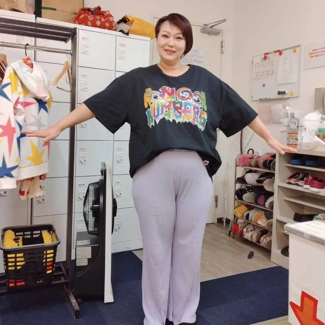 五十嵐サキさんのインスタグラム写真 - (五十嵐サキInstagram)「ズボン頂きました👖  #酒井藍　ちゃん #座長　から #ズボン #プレゼント　して頂きました🥰 #黒パンツ　と #パープル　 #本日　は #パープル　#コーデ #藍ちゃんは　Tシャツinオススメ #私　は #お腹　隠すダボダボコーデ #どちらが　良いですか？ #吉本新喜劇 #五十嵐サキ」4月22日 10時54分 - saki_igarashi