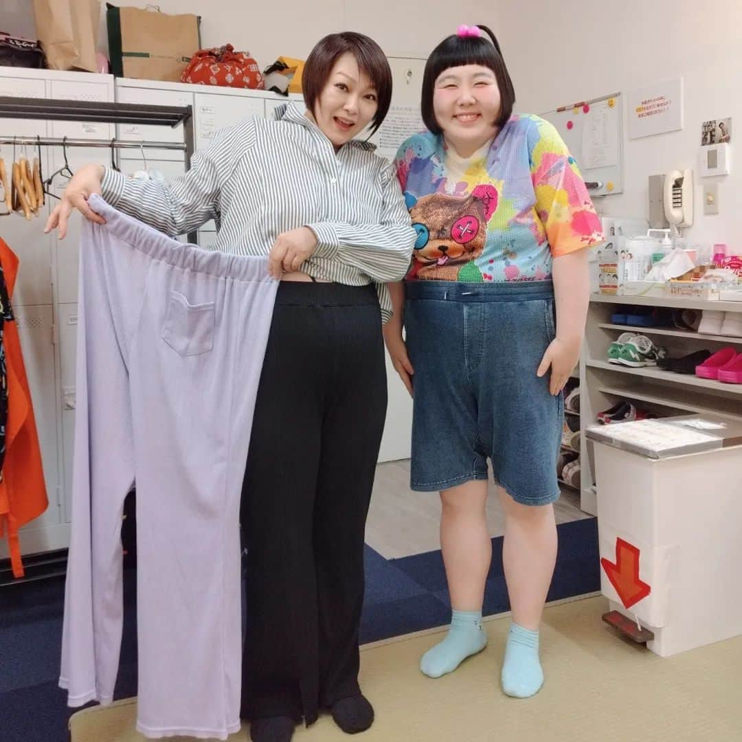 五十嵐サキさんのインスタグラム写真 - (五十嵐サキInstagram)「ズボン頂きました👖  #酒井藍　ちゃん #座長　から #ズボン #プレゼント　して頂きました🥰 #黒パンツ　と #パープル　 #本日　は #パープル　#コーデ #藍ちゃんは　Tシャツinオススメ #私　は #お腹　隠すダボダボコーデ #どちらが　良いですか？ #吉本新喜劇 #五十嵐サキ」4月22日 10時54分 - saki_igarashi