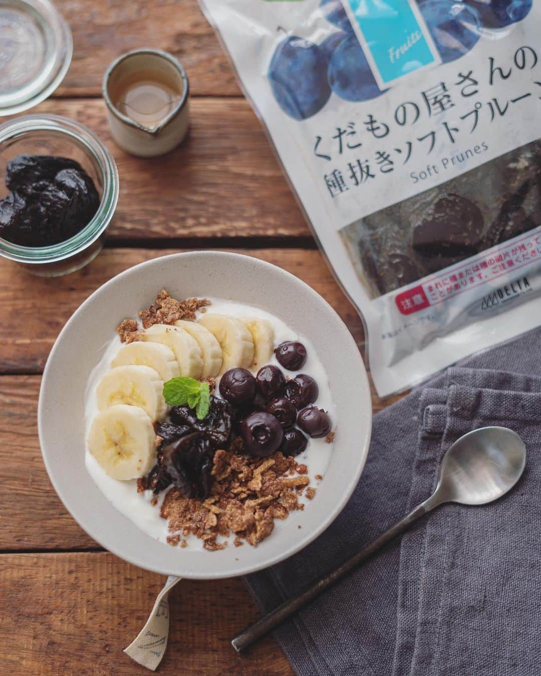 栁川かおりさんのインスタグラム写真 - (栁川かおりInstagram)「朝は、フルーツ。  スムージーにフルーツヨーグルト、 ジャムやフルーツソース。 朝ごはんは、フルーツの出番。  フレッシュフルーツはもちろん ドライフルーツも。  デルタインターナショナル @delta_international_japan のH.P.で連載中のコラム #ナッツレター 今回はそんなお話です。 ↓ プルーンで、朝ごはん。 https://delta-i.co.jp/blogs/20230414/」4月22日 10時55分 - kaori_yanagawa