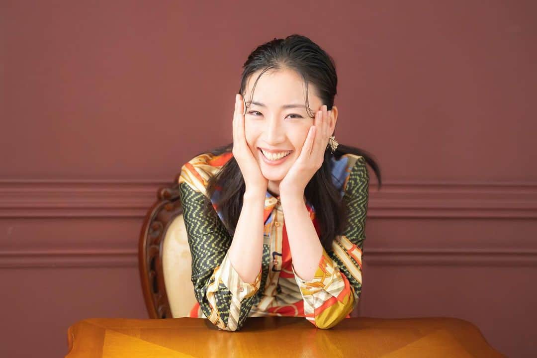 のインスタグラム：「先日の撮影&インタビューが、 5月上旬にPhoto-And-Interview企画の公開準備中です！ どうぞお楽しみに✨  タンゴの舞台など、いつも素敵な舞台写真を撮ってくださる写真家の友澤綾乃さんに撮影して頂きました👏👏 とっても楽しい雰囲気で撮影して下さり、私の出演していたアルゼンチンタンゴの舞台をBGMとして流して下さってテンション上がりました🥰🥰  色々違った雰囲気で沢山撮って頂きましたのでお楽しみに〜👏👏」