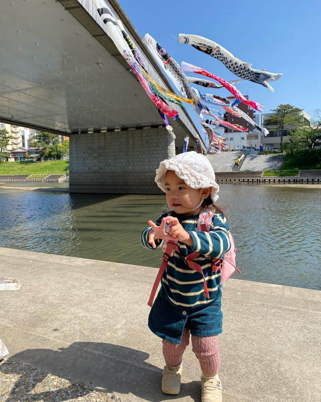 山田美花さんのインスタグラム写真 - (山田美花Instagram)「今日はみんなでおさんぽ🐾 名鉄1駅だけ電車乗ってみたよ🚃 縁日ではわなげ、射的、けん玉、くじ引き、スーパーボールすくい けん玉楽しかった〜♥️  鯉のぼりが勢いよく泳いでいて気持ちがいいわ〜🎏   #岡崎南ライオンズ  #スプリングフェア   #鯉のぼり」4月22日 11時03分 - mika622.11