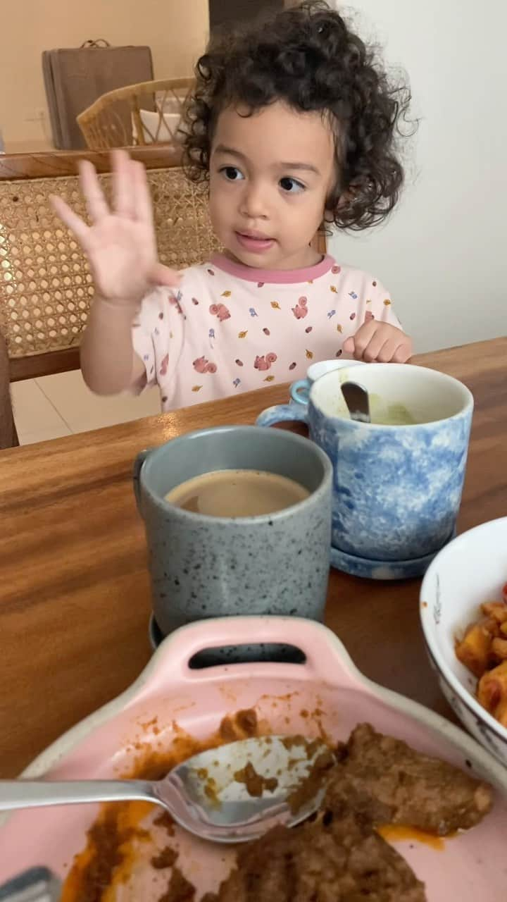 Rianti Cartwrightのインスタグラム：「Morning conversations with Cara Rose part 1. Selamat Idul Fitri Aunties and Uncles. Maaf lahir batin ❤️🙏🏻」