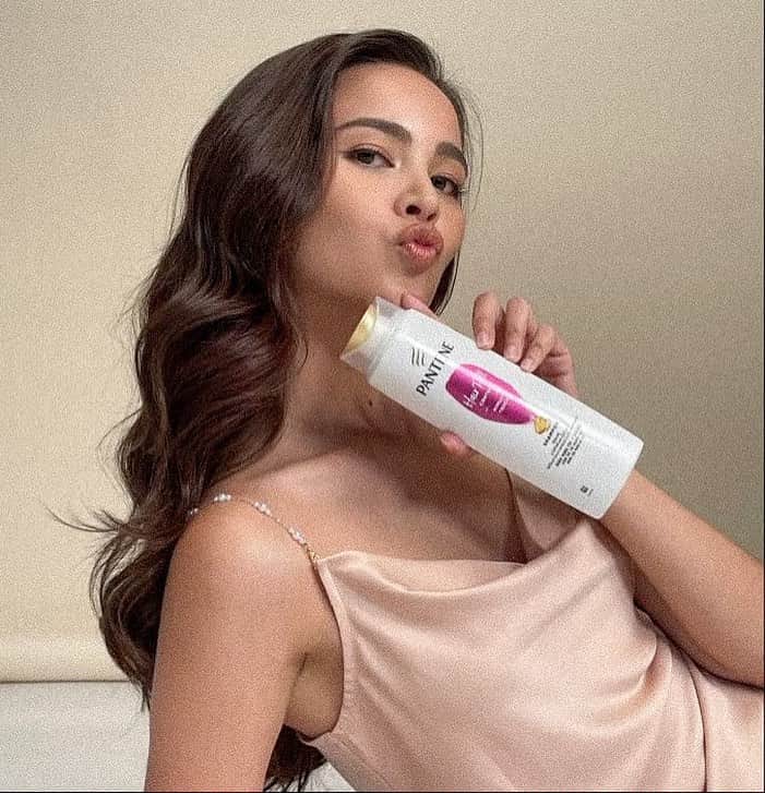 ウッラサヤー・セパーバンのインスタグラム：「สูตรโปรดของญ่า ต้องแพนทีนสูตรลดผมขาดหลุดร่วง ฟื้นนนบำรุงเต็มๆด้วยไมโครโปร-วิตามิน  #Ad  #Panteneth」