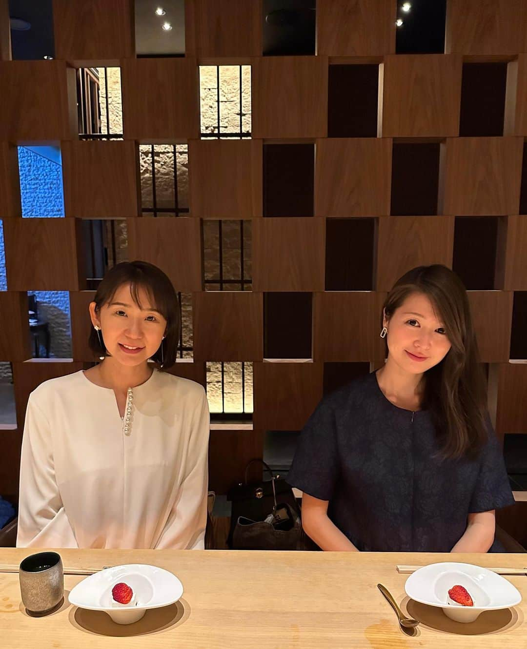 花田浩菜さんのインスタグラム写真 - (花田浩菜Instagram)「Fraise 🍓popupお疲れ様会🙏 お互い2人のママなので、子供が体調崩したりして、ようやく実現（主に我が家）🥰笑 . . 自らFraiseを見つけて手を上げてくれた @yoiko0517 には、いつも本当に感謝でしかありません🥲🥲周りに助けられてしかいないので🥲本当に、ご縁に日々感謝😭 . . ゆっくり美味しいお寿司も食べながら、たくさん笑った1日😌 これからもよろしくお願いします✨ . . 2人ともお洋服は @fraise___shop 😊 私の着ているジャガードtopsは 全面の授乳チャックを少し下ろせばキーネックとしても2wayでもお召し頂けます😊（🔜swipe） . . . . #gentlesushibar #gentledining  #fraise #授乳服 #ママコーデ #授乳コーデ #表参道ランチ #表参道カフェ #ジェントル」4月22日 11時22分 - hanadahirona