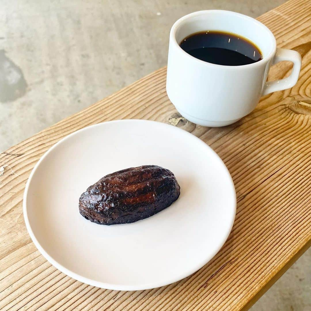 CRAFT CHOCOLATE WORKSのインスタグラム：「. 週末限定のカカオカヌレ 今日と明日焼き上げてご用意いたします。  明日は区議選です。 投票に行った帰りに、ぜひお立ち寄りください。 . . . #craftchocolate #beantobar #クラフトチョコレート #ビーントゥバー  #カヌレ」