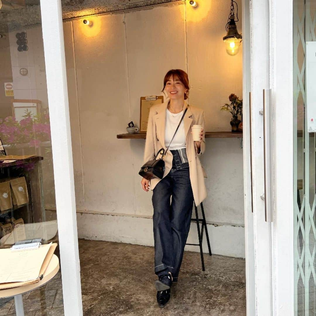 新山千春さんのインスタグラム写真 - (新山千春Instagram)「.  美味しいコーヒー☕️一杯を いただく空間選び✨も 休日の楽しみだったりします❤︎  仕事の合間に いただいた美味しいラテでした♪  #カフェ #cafe #カフェ巡り  #カフェラテ #カフェラテ好き #新山千春」4月22日 11時17分 - chiharuuu_0114