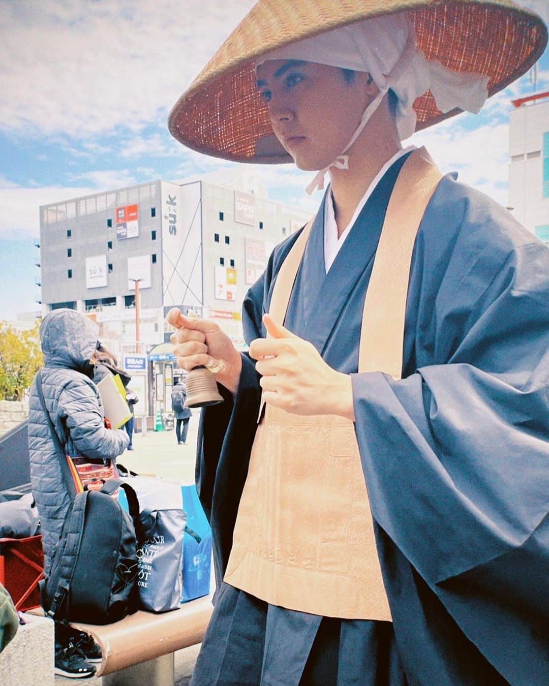 片寄涼太のインスタグラム：「昨夜はドラマ『波よ聞いてくれ』 楽しんで頂けましたでしょうか？？😆💦 このシーン、唐突すぎて見逃した方も いらっしゃるのでは？？😂💡 #TVer にて第1話配信中ですので 何度でもご覧ください！！！🙌✨✨  @namiyo_tvasahi #波よ聞いてくれ」