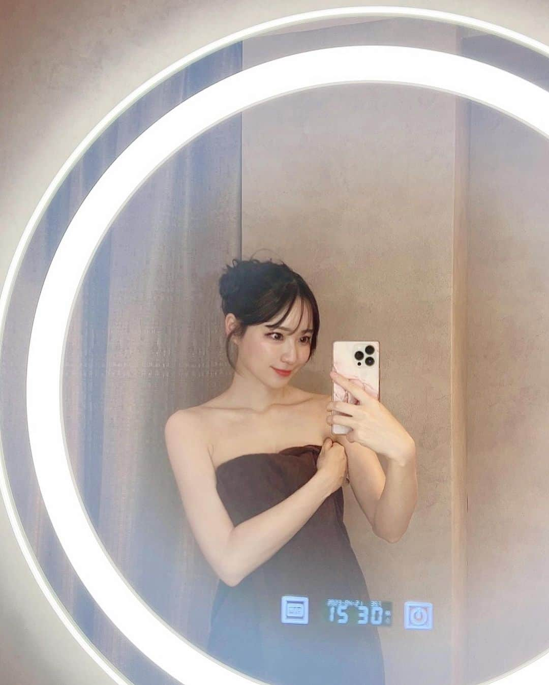 小越しほみさんのインスタグラム写真 - (小越しほみInstagram)「撮影帰りに初ナノミスト🛁  最近血流悪い気がしてサウナ行きたいなぁと思ってたんだけど @be_nanomist のナノミスト気になってて 現場近かったから寄ってみた☺️  38～40℃と低めなんだけど 入ってるとさらさらの汗大量にかいて 終わったら肌や髪が潤ってるの✨  だからサウナハットはいらなくて 終わった後の化粧水もなくてOK🙆🏻‍♀️  サウナの暑さとか水風呂の冷たさが 苦手な人は特に合ってると思うけど 乾燥しないでむしろしっとりするのが美容的にいいよね🫶🏻  あったまって夜もぐっすり眠れたしリピートしたいな🧖‍♀️  . . . . . . . . . .  #ナノミスト #ナノミストサウナ #サ活 #benanomist #サウナ #サウナ女子 #サウナイキタイ #サウナー #サウナ部 #美容 #美活 #女性専用サロン #女性専用サウナ #サウナ好き #サウナガール #サ活女子 #サ活記録 #健康 #血流改善 #眼精疲労 #肩凝り改善 #アンチエイジング #睡眠改善 #さうな #サウナ好きな人と繋がりたい #サウナー女子 #田町サウナ #ととのう #整う #浜松町サウナ」4月22日 11時20分 - shihomi1129