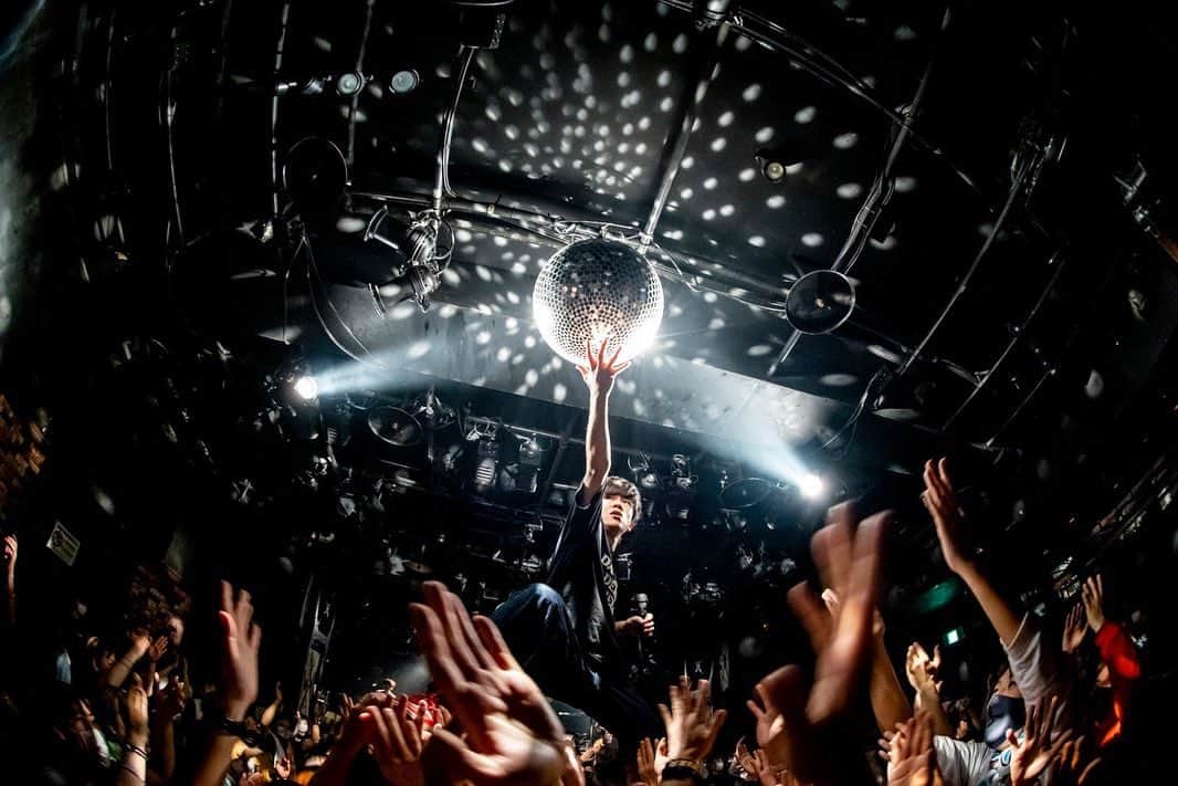 のインスタグラム：「Klang Ruler  Space colonyツアー 名古屋クアトロ  彼らの初対バンツアーの初日！！ 呼んでくれてありがとうございました！！ Klang Ruler  クセになるメロディいっぱいあった〜演奏もグルーヴしとる！ほどよいコンセプト感と人間味、良いバンドだ。 声出し解禁されてきたし、これからライブもっと楽しくなるんやろなと思った！また会おう！！✌️  そんで ミラーボールに近付くの久しぶりやった、一個ずつ感覚取り戻してる(ё)🪩💥  写真 @vizkage  #キュウソネコカミ」