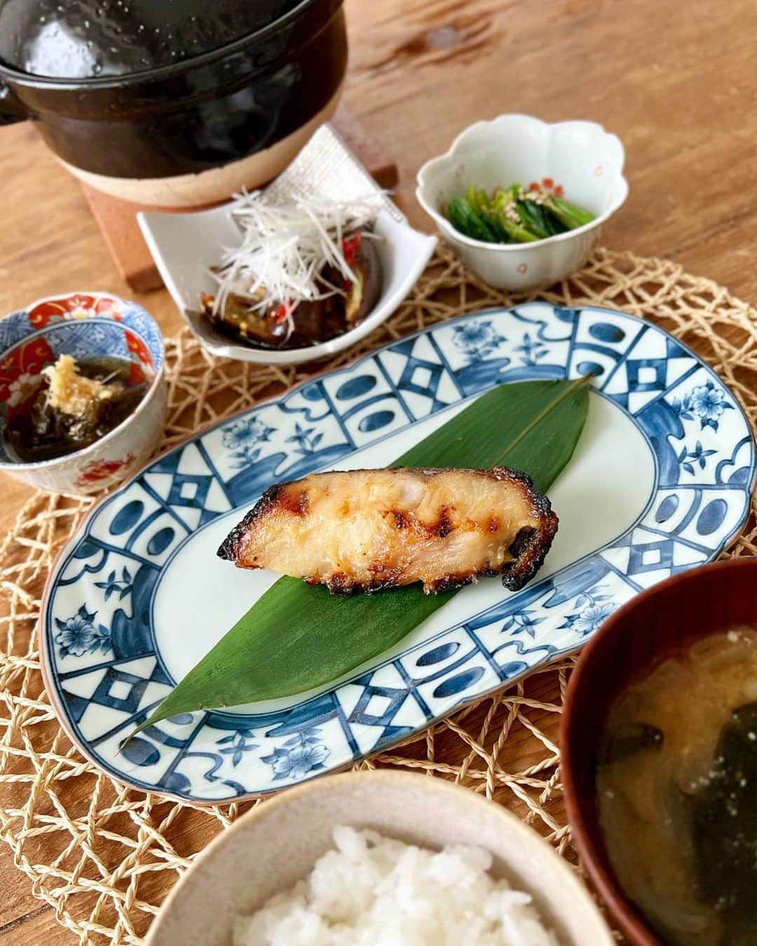 青木英李のインスタグラム：「ご飯がすすんだ朝ごはん🍚🥢 久々に漬けた銀だらの西京漬けが美味しくできて大満足。  【材料】 銀だら / ２切れ 酒 / 小さじ２(下味用) 塩 / 小さじ１/３(下味用) 西京味噌 / 200g みりん / 大さじ２ てんさい糖 / 大さじ２  【作り方】 銀だらに下味をつけて20〜30分経ったら水分をしっかり拭いて、合わせた調味料に１日半〜２日密閉容器に入れて漬ける(冷蔵庫で)。とても簡単♪  お味噌汁は手作りのお味噌で。 もっと色んなお味噌を作ってみたいな〜✨  #いつかの #自炊 #料理 #和食 #健康 #朝食 #朝ごはん #土鍋ごはん #かまどさん #銀だら #西京焼き #手作り味噌」