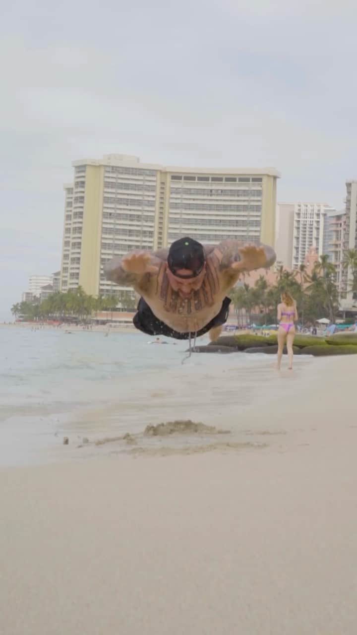 のインスタグラム：「@BigSCBoy bringing the strength to paradise 💪🌺  Getting in some pre-fight rounds with Monster Energy athlete @AaronPicoUSA before #Bellator295 tomorrow night.  Watch LIVE on @SHOsports.  #MonsterEnergy #Bellator #MMA #Hawaii #StrengthCartel」