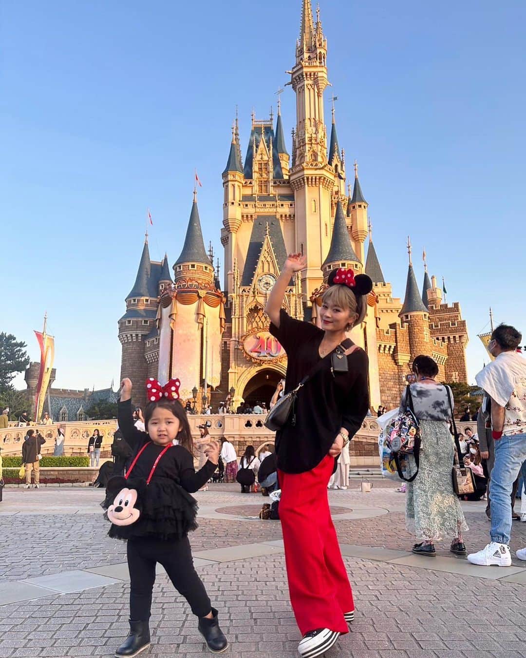 宮下美恵のインスタグラム：「#お誕生日ディズニー 🎉  最後に行った時、真冬は寒いから、今度はりののお誕生日に行こうねと約束してたもんね🐭💖  それから毎日のように、 『ミッキー行こうね』って楽しみにして言ってたりったん💖  誕生日当日は天候悪く💦 急遽、翌日午後からになってしまったけど、ギリチケット買えたし、このさえ勢いで🚗💨 土日は混んでるイメージで、日曜なんかに行ったのはいつぶりだろう😅⁉️むしろ行ったの初めてだったりしてww 娘達の話だと、今の時代は土曜は混むけど、日曜とか関係ないよ！時期だよ！と。 確かに！ 今の時期は、気候は良くても新学期始まったばかりで、gw前で空いてる〜 と思ったら、40周年始まった翌日の日曜なのに、空いてた👏  #末っ子#3歳#歳の差姉妹#高齢ママ#高齢出産 #愛娘#ママの天使#家族の天使#ディズニーランド#ディズニーコーデ #親子コーデ#アラフォーママ」