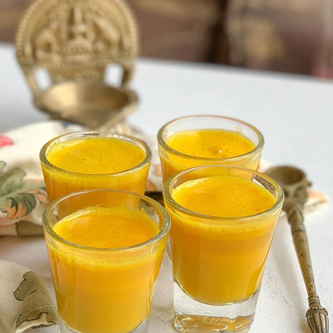 Archana's Kitchenのインスタグラム：「Wake up to this glass of goodness. The Turmeric Amla Ginger Juice also popularly known as the Jamu Recipe is an Indonesian potion - an anti Inflammatory Health Tonic which also makes a great immunity-building drink. The traditional Jamu does not contain Amla, but adding it only adds to the nutrition of this healthy tonic.  Ingredients 250 grams Fresh turmeric root 200 grams Amla (Nellikai/ Gooseberry) 100 grams Ginger 1/2 cup Honey , or to taste 1 teaspoon Black pepper powder 1 liter Water  👉To begin making the Indonesian Jamu recipe, first it is important to understand how to prep the ingredients. Using a food processor helps to really simplify the process of grating and juicing.  👉Prefer not using the juicer, as much of the pulp gets wasted, instead use the blender to make a fine puree. 👉First grate the turmeric, ginger and amla using a hand grater or food processor. 👉If you don't have a food processor for grating, then simply chop the turmeric ginger and amla into tiny pieces and process as below to grind it. 👉Add the grated turmeric, ginger and amla into the tall jar of the mixer grinder. Add one cup of water and blend to make a smooth paste. You might have to do it in two batches if the jar is not large enough to grind all of them in one turn. 👉Using a strainer, press and strain out all the juice from the pulp. 👉Place the pulp back into the blender jar, add more water and blend again for a few spins. Strain and extract more juice from the pulp. 👉Do this another two or three times, by blending the pulp along with more water. This ensures we have taken out the maximum juice and potency from the turmeric, ginger and amla. 👉You will approximately use 800 ml to 1 liter of water and get approximately 1 liter of juice.  👉The juice extracted will be of the right potency to consume. You will not have to dilute more to drink the Indonesian Jamu. 👉Once you have extracted all the potent juice from the pulp, discard the pulp and keep the juice in a large container. 👉Stir in the honey and black pepper powder until well combined. Give the Indonesian Jamu a taste and adjust accordingly. 👉Store the Jamu in glass bottles in the refrigerator for upto a week.」