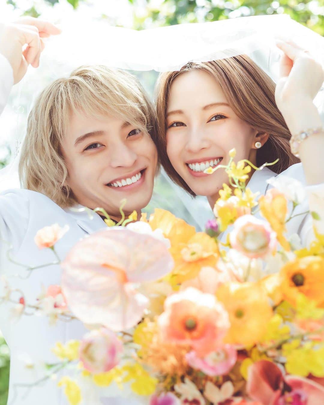 のインスタグラム：「【ご報告】  いつも応援してくださっている皆様へ。  突然ではありますが、 私、藤原望未は、かねてよりお付き合いしておりました金髪院長こと杉崎健哉さんと2023年1月12日に入籍いたしましたことをご報告させていただきます。  私を知ってくださってから、ずっと応援し支えてくださっている皆様にこのようなご報告ができること、とても嬉しく思います。  彼とは、鍼灸を通じて出会いました。 ワイン好きという共通点があり、何度もお食事を重ねる度に彼の魅力、温かさを感じていきました。 正直、当時恋愛をする気はありませんでしたが、猛アタックをしてくれた彼のまっすぐな気持ちに心が動き、お付き合いを始めることとなりました。  そして、明日23日でお付き合いを始めて1年が経ちます。  1年間、一緒に過ごす時間が多くありましたが、彼は1年前と変わらずに私に愛を伝え、優しく包み込んでくれます。  辛い時には支えてくれ、楽しい時には無邪気な笑顔を見せてくれる、そして同じ方向を向き一緒に道を歩み、時には強く引っ張ってくれる。  そんな彼を心から信頼し、愛しています。  また、私は鍼灸師として彼の技術や思考を尊敬しています。公私共に支えとなり、心を休める場所でありたいと思います。  まだまだ未熟な私たちですが、温かく見守っていただけますと幸いです。  今後とも、夫婦共々宜しくお願いいたします。  藤原望未」