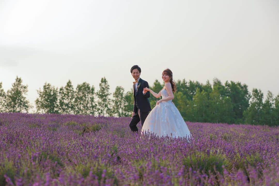 STUDIO SOLAのインスタグラム：「⁡ 【北海道の大自然で最高のフォトウェディング🌸】  何種類もある花畑でのロケーションは圧巻です✨ フラワーランドで思い出に残る撮影しませんか！？ 6月・8月絶賛受付中😀 ラベンダー撮影は札幌店で承っております♫   毎年大好評の 北海道スタジオSOLAが 2023年は6月〜10月で期間限定OPEN☀️  ⁡ 詳しくは最寄りの店舗までお電話またはメールにて お気軽にお問い合わせ下さい✨ ⁡ お問い合わせはお早めに♫ ⁡ ⁡ デコルテ公式アカウント ▷▷ @decollte_weddingphoto ⁡ スタジオアクアSOLA ▷▷ @studiosola_hokkaido  ⁡ ⁡ #d_weddingphoto #デコルテフォト #スタジオソラ #美瑛前撮り　 #スタジオSOLA #北海道ウェディング　 #撮る結婚式 #ウェディング #ウェディングフォト #フォトウェディング #道産子花嫁　 #札幌花嫁 #プレ花嫁 #卒花嫁　 #関東花嫁 #リゾートウェディングフォト #花嫁準備 #前撮り #後撮り #結婚式 #結婚式準備  #ヘアメイク #洋装前撮り #和装前撮り #ドレス試着 #北海道前撮り  #ウェディングフェア #プレ花嫁さんと繋がりたい #全国のプレ花嫁さんと繋がりたい #日本中のプレ花嫁さんと繋がりたい」