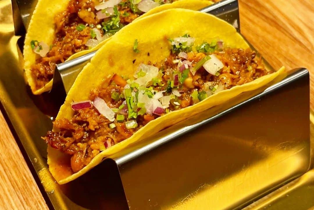 NESMITHのインスタグラム：「熊本探訪✨ @terrace_kumamoto  シュラスコを食べられるお店で、 昨年末にリニューアルをしてナチュールワインが飲めたり購入も出来るお店✨ メインどころはもちろんですが、 このカルニータスが絶品✨ (豚肉をラードで低温調理した具材の事だそうです！) ここで提供している 銀しろという焼酎のモヒートとのマリアージュ最高です🤩👍  ３〜６枚目は サクラマチクマモトの屋上からの景色や今入り口で展示されているヤクルトスワローズの村上くんのこれまでの軌跡が展示されていました⚾️ そして併設している熊本城ホールにもご挨拶に行かせていただき、ホールも見させてもらいました✨✨ ここでは昨年末にFANTASTICSがツアーファイナルをしてくれた素敵会場なので、EXILE THE SECONDでも､､､立ちたい､､､✨(笑)  ７〜８枚目は先日オープンした新しくなった熊本空港ゲート内にある QSHU HUB @qshuhub  という熊本・九州の特産品を展示していて、商品によってはQRコードを読み込んで購入も出来るというスペース🍚 そこに僕が広報大使をさせていただいている くまもと黒毛和牛【和王】も展示‼️ (ディスプレイ用です(笑)) その他にもJAくまもと経済連さんで取り扱ってる物も展示されてるので熊本に行かれた際にはぜひ立ち寄ってみてください✌️✨ そして佐助さんと写ってる キリン 午後の紅茶 for HAPPINESS 熊本県産いちごティー  アメコでもコラボしている熊本県産イチゴの『ゆうべに』を使ったドリンクで、すっきりとした程よい甘さでこれまた美味しい🍓 今月からこの小さいサイズは全国の自動販売機で発売されてるそうなので見つけた方はぜひ🫖✖︎🍓✨ #熊本 #うまかもんがいっぱい #まだまだ知らないことも沢山あるし #知れば知るほど好きになる #よかとこ熊本 #皆さん来てはいよ」
