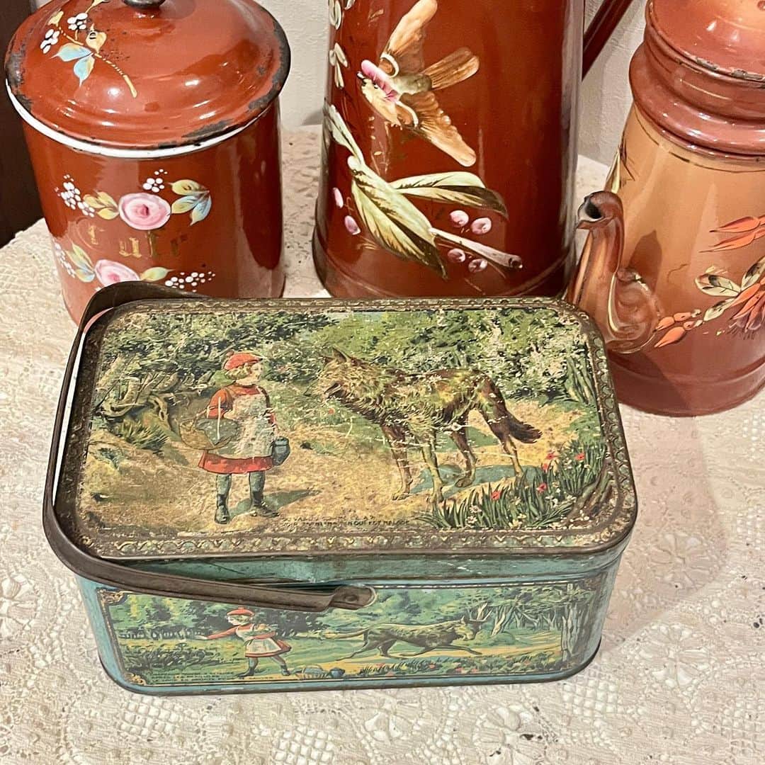 稚野鳥子さんのインスタグラム写真 - (稚野鳥子Instagram)「赤ずきんちゃんのボックス🕊  緑が綺麗な季節になってきました お天気な日も多く、お散歩が楽しい季節です✨ 森を描いた童話「赤ずきん」デザインのアンティーク缶。 中も綺麗なので、裁縫道具や小物入れに使用できます。  #toricoloreshop #toricolore_shop #トリコロールショップ #アンティークショップ #アンティーク雑貨 #アンティークのある暮らし #赤ずきん #アンティーク缶 #アンティークボックス #恵比寿 #恵比寿アンティークショップ #フランスアンティーク #antiques #brocante」4月22日 11時36分 - toricolore_shop