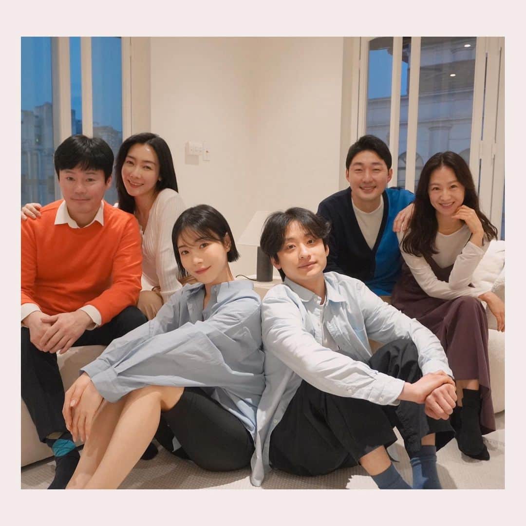 ユ・ジヨンのインスタグラム：「#연극면회 연습기간부터 오늘까지… 모든게 쉽지않았지?ㅎㅎ 너무 고생많았어.😭 우리 동생들😘 오늘 막공! 후회없이 즐기길 바래🙏  원장이.수현이.지서.진효 퐛팅👏👏👏👏👏 @jjanggu0721  @an.ssoo  @jinhyov  @hanjiseo_   저희팀은 23일 일요일. 내일이 막공입니다👐 그동안 보러와주시고,응원해 주신  많은 분들 감사드려요! 내일 찾아와 주시는분들! 또 반갑게 만나요👐  #또다시찾아온막공주간 #이별준비중🖐 #면회 #4월23일까지 #예술공간혜화」