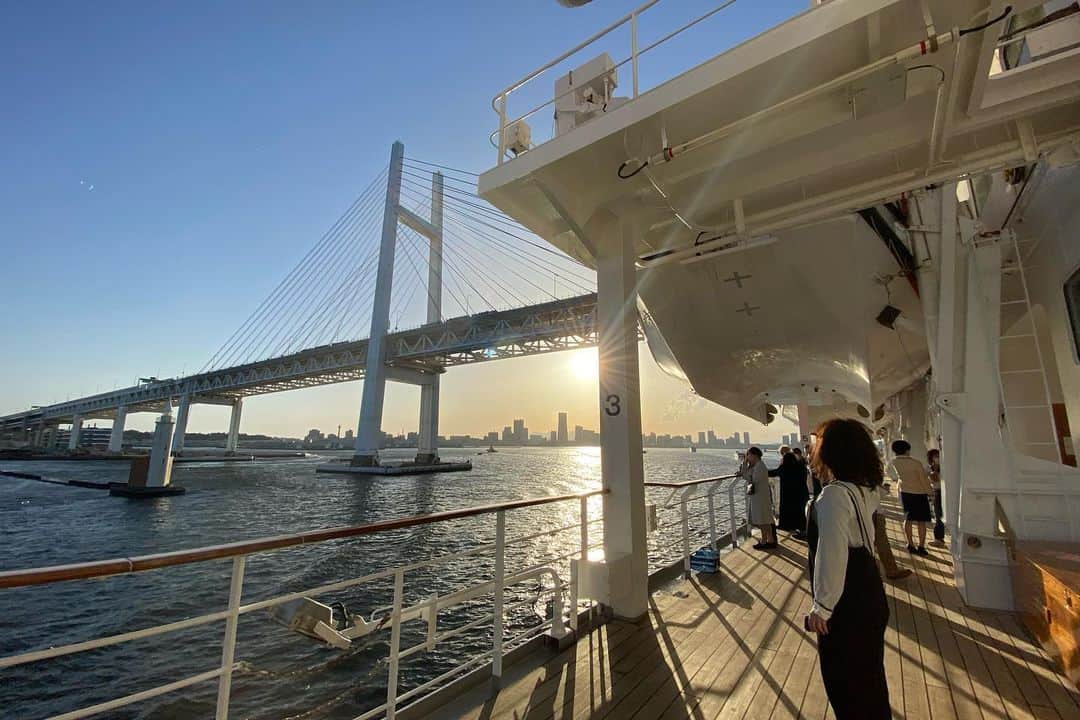 小林希さんのインスタグラム写真 - (小林希Instagram)「🚢飛鳥Ⅱクルーズ乗ったよ①🚢 「海の上の東京　島めぐりクルーズ」と題したクルーズ、 乗船して島の解説してきました🙌 出航のとき、横浜大さん橋からたくさんの方が手を振ってくれていました🚢 これは乗り物でいうと、🚢ならではの、尊い光景に思います。 わたしのお部屋は、バルコニー付きでした。 住みたい。 もう一度言うけど、 住みたい。  今回は、どこにも寄港せずに、ひたすら洋上。 目的は、都心から南へ約600キロの鳥島&孀婦岩！  #飛鳥ⅱ  #東京の島 #夢のようなお仕事 #クルーズ  #船旅 #cruise  #横浜大さん橋」4月22日 11時48分 - nozokoneko