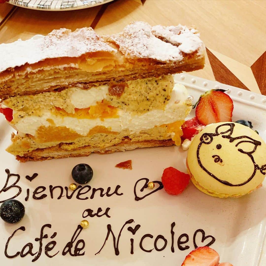 はたゆりこさんのインスタグラム写真 - (はたゆりこInstagram)「Café de Nicole（カフェドゥニコル） ━━━━━━━━━━━━━━━━━━━━━ 友達がオーナーを務める高円寺のケーキ屋さん「Café de Nicole」に行ってきました♩ ショーケースに並ぶケーキは芸術的で華やかで心が躍るケーキばかり！外観や内装、食器やメニューもオシャレで可愛くて、隅から隅までこだわりが感じられました🥰  私がいただいたのは「アールグレイとサワークリームとフルーツのミルフィーユ」 なんと3日間かけて丁寧に手織りしたパイ生地を使用しているそうで、ざくざく・さくさくとした食感をしっかり楽しめます。パイ好きとしてはたまらなかった😋💕 アールグレイクリームがすごく美味しくて爽やかな柑橘ともマッチして本当に美味しかったです。  ミルフィーユはケーキの中でも特に好きなもののひとつなんですが、今まで食べたミルフィーユで一番好きです🥰  I visited Café de Nicole, a cake shop in Koenji owned by my friend. The cakes in the showcase are all artistic, gorgeous, and exciting! The exterior, interior, tableware, and menu, etc. are stylish and cute, and I found the attention to detail from every corner of the shop.  I had the "Earl Grey, Sour Cream and Fruit Millefeuille" The pie dough is carefully hand-woven over three days, so you can enjoy the crispy texture of it.  For a pie lover, it's just irresistible. The Earl Grey cream was so delicious and really matched with the fresh citrus as well.  Millefeuille is one of my favorite cakes, and this is the best one I've ever had!  [店舗詳細] Café de Nicole（カフェドゥニコル） 東京都杉並区高円寺南4-27-7 03-5929-9705 Open12:00-Close19:00（火水 定休日） @cafedenicole_official   ≪出演情報≫ ◼4月28日(金)夜 バースデーワンマン＠国分寺GiveHearts  #カフェドゥニコル #cafedenicole #ミルフィーユ #パイ生地 #フランス菓子 #millefeuille #millefeuilles #マカロン #macarron #macarrons #macarronslovers #ケーキ屋 #東京カフェ #東京ケーキ #東京スイーツ #高円寺 #高円寺カフェ #高円寺ケーキ #cafetokyo #caketokyo #tokyocake #japancake」4月22日 11時41分 - hatayuriko
