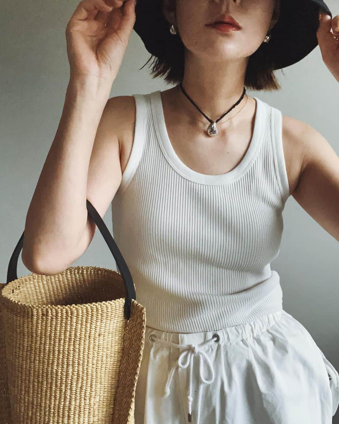 ジュジュのインスタグラム：「夏に必ずする様なstyleに🫱  アクティブな夏に一つ!!オススメしたい♡  Tシャツ.タンク.デニム.ショートパンツ.ハット.ビーサン🩴etc...  と合わせるだけで、グッとごじゃれたimageに🫶  ペンダントは長さを変えるだけで、きちんとしたstyleにも、ドカジュアルにも使えて万能🫶  ...coming soon  #🌊に #⛰に #🏢に #akarih #ss collection」
