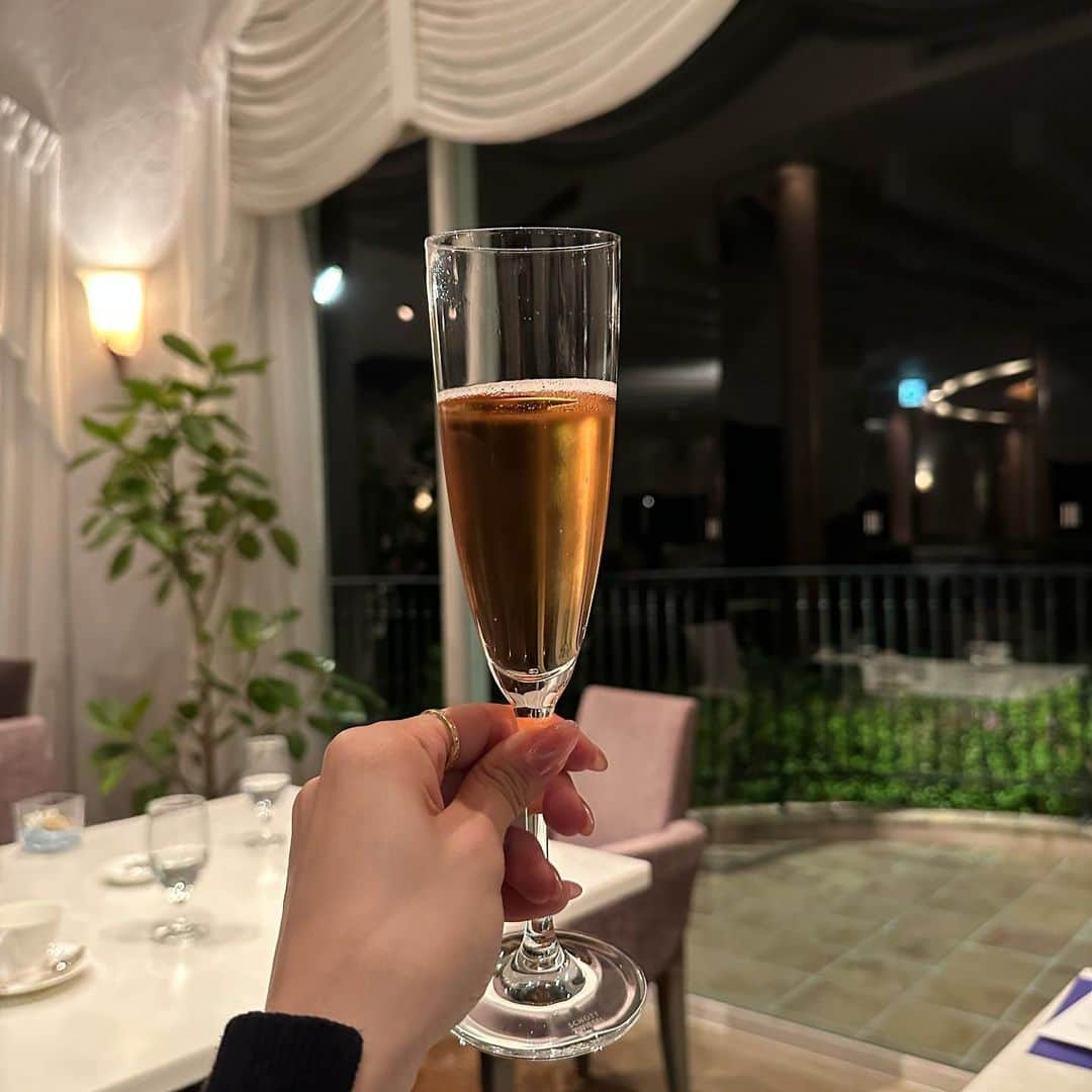 栗田楓のインスタグラム：「Hotel dinner 🍸💖  #三重ホテル #三重観光 #三重旅行  #ホテルディナー #コース料理  #海の見えるレストラン  #オーシャンビュー #ディナー #ディナーデート #ホテル #ホカンス」