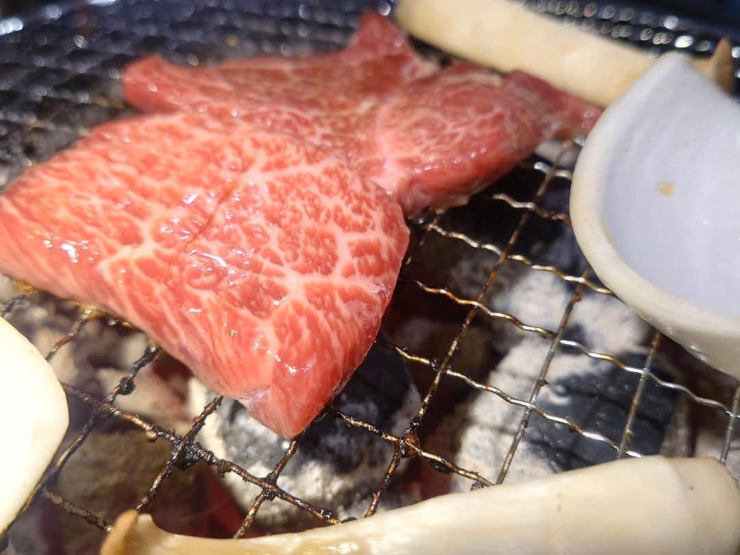 渡辺めぐみさんのインスタグラム写真 - (渡辺めぐみInstagram)「毎回、大満足の「おかみ家」😋😋😋  コースにして色々な部位を、味わいながら、飲み放題だし、ご飯も食べ放題ですよ🙂⤴️⤴️⤴️  コース、おすすめです😋❤️😋  #焼き肉  #美味しい #うまうま  #逗子  #葉山 #instagramjapan  @niku_okamiya」4月22日 11時50分 - meguheart