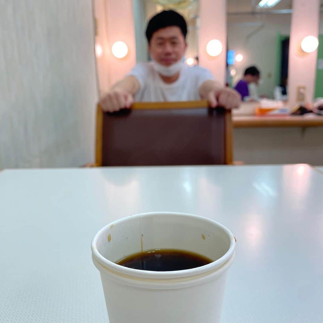 カバさんのインスタグラム写真 - (カバInstagram)「コーヒーチャレンジ☕️  おはようございます 本日は佐賀でコーヒーです (38日目)  初めてこの感じのコーヒーを飲みます。 勝手がわからず、粉もこぼし、あたふたしてると なんと浅香あき恵姉さんがいれてくれました！ 最高です！ありがとうございます！ 初めてコーヒーの苦味の奥に愛を感じました！  僕のコーヒーチャレンジを 新座長の吉田裕さんも 暖かく見守ってくれてます！  このあと2公演、 張り切ってやってきます！  皆さん、今日も良い一日を！  #吉本新喜劇 #浅香あき恵 #吉田裕 #コーヒーチャレンジ #苦手なコーヒーをお茶の感覚で飲めるようになるまでの道のり #コーヒー #coffee #コーヒーチャレンジ #coffeechallenge #カフェ #Caffe #吉本新喜劇 #yoshimotoshinkigeki #カバ #kaba #cava #hippopotamus #hippo #チロルチョコ #チロルチョコはコーヒーが1番好き #カフェ巡り #喫茶店巡り #カバッチグー #次はどこでコーヒー嗜も？ #皆さん、今日も良い一日を！」4月22日 11時51分 - kabaking0129