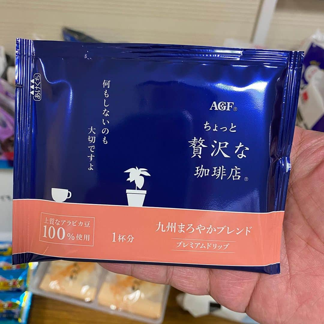 カバさんのインスタグラム写真 - (カバInstagram)「コーヒーチャレンジ☕️  おはようございます 本日は佐賀でコーヒーです (38日目)  初めてこの感じのコーヒーを飲みます。 勝手がわからず、粉もこぼし、あたふたしてると なんと浅香あき恵姉さんがいれてくれました！ 最高です！ありがとうございます！ 初めてコーヒーの苦味の奥に愛を感じました！  僕のコーヒーチャレンジを 新座長の吉田裕さんも 暖かく見守ってくれてます！  このあと2公演、 張り切ってやってきます！  皆さん、今日も良い一日を！  #吉本新喜劇 #浅香あき恵 #吉田裕 #コーヒーチャレンジ #苦手なコーヒーをお茶の感覚で飲めるようになるまでの道のり #コーヒー #coffee #コーヒーチャレンジ #coffeechallenge #カフェ #Caffe #吉本新喜劇 #yoshimotoshinkigeki #カバ #kaba #cava #hippopotamus #hippo #チロルチョコ #チロルチョコはコーヒーが1番好き #カフェ巡り #喫茶店巡り #カバッチグー #次はどこでコーヒー嗜も？ #皆さん、今日も良い一日を！」4月22日 11時51分 - kabaking0129