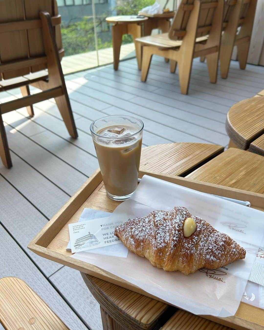 太田唯さんのインスタグラム写真 - (太田唯Instagram)「朝活 🐥☕️👓 やっぱり早起きはいいな って、 100万回くらい思ってるのになぜ我々は寝過ごしてしまうのだろうか🫤？  @starbucksreserve_tokyo   .  #starbucksreserveroasterytokyo  #goodmorning #tokyo #朝活 #東京カフェ」4月22日 11時52分 - yuiohta.official