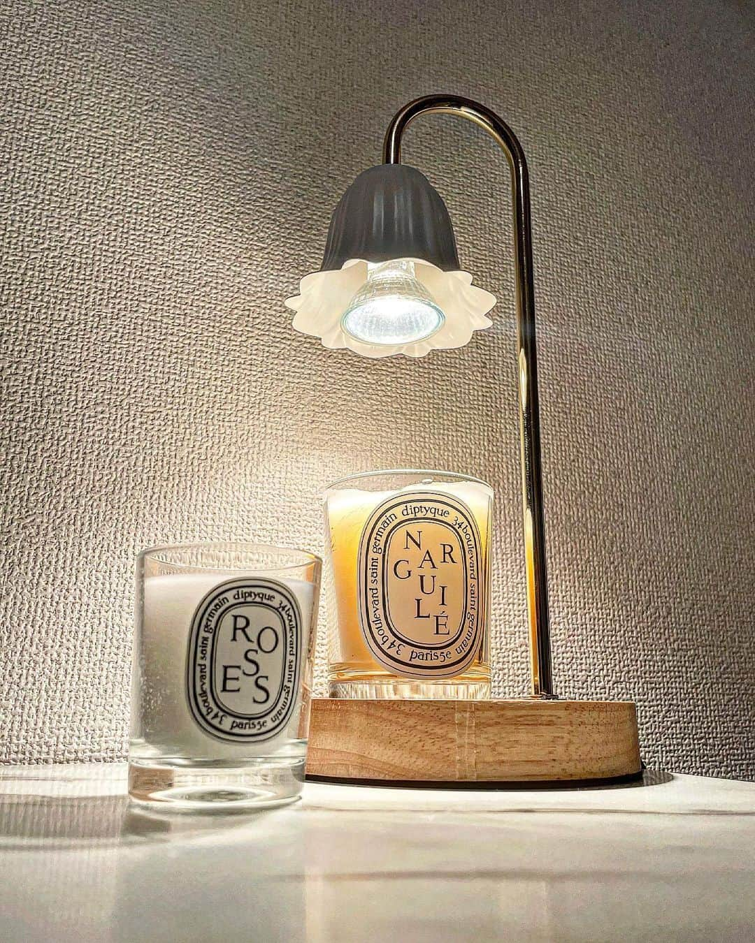 春乃舞利乃のインスタグラム：「🕯💕 . . #diptyque #ディプティック #ディプティックキャンドル#キャンドル#アロマ#キャンドルのある暮らし #room #roomcode #インテリア#雑貨#ルームツアー #white #大理石#香水#フレグランス#お洒落#美容#168cm#ブルベ夏 #骨格ウェーブ」