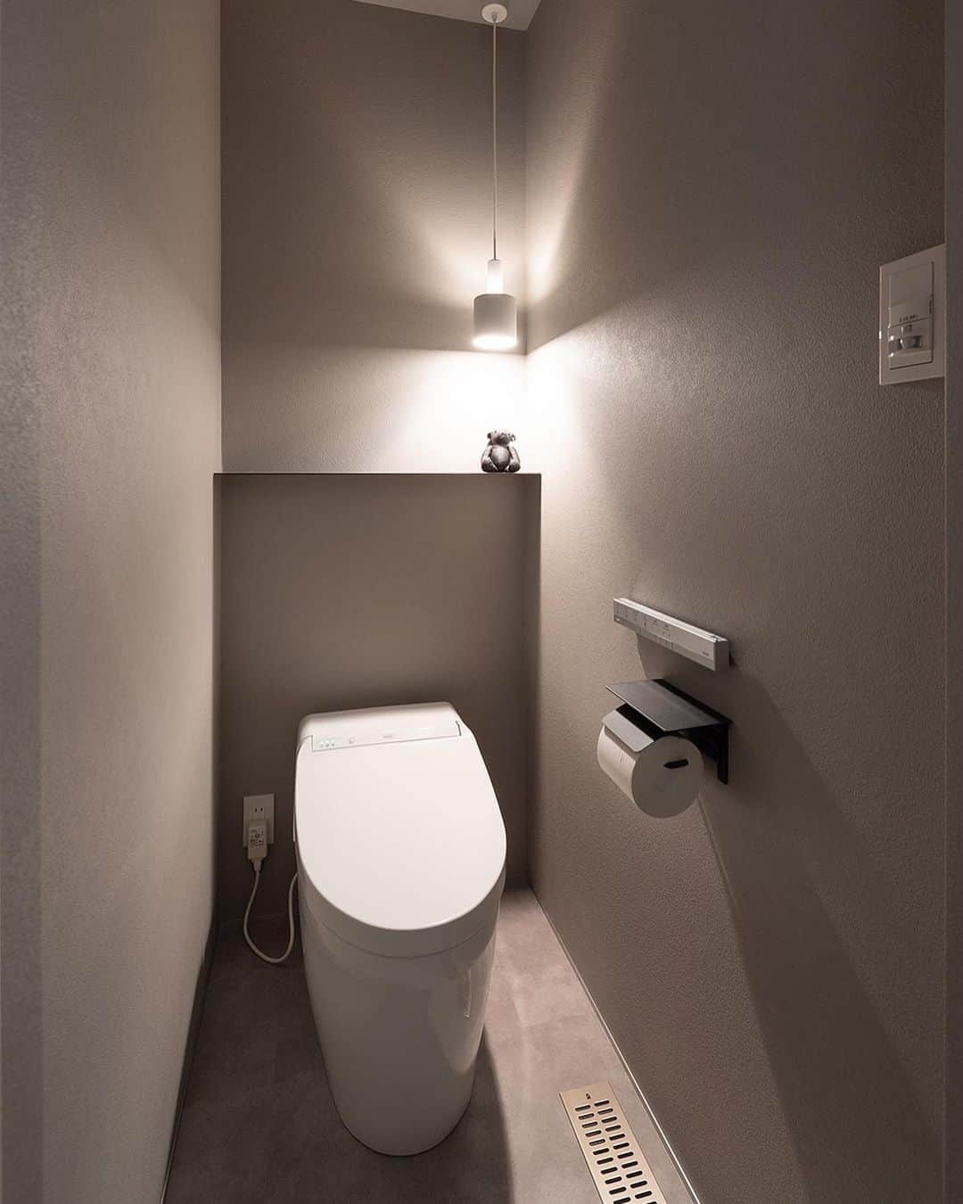 デザオ建設さんのインスタグラム写真 - (デザオ建設Instagram)「ペンダントライト💡 今日はトイレのペンダントライトを 集めてみました✨ ⁡ 最近おトイレに普通の照明ではなく おしゃれなペンダントライトのみつけて 暗めのおトイレにしているのをよく見かけます ⁡ トイレってなぜか落ち着くので ペンダントライトの照明でさらに 居心地が良くなりそうですね☺️笑 ⁡ ※モデルハウス展示場予約は、 　@dezao_kensetsuのURLに 　とんでいただき、「イベント予約」から 　お待ちしております🏠 ⁡ ⁡ #注文住宅 #マイホーム #インテリア #新築  #リフォーム #リノベーション #家 #住宅 #interior #デザオ建設 #工務店 #一軒家 #マイホーム計画 #施工事例 #おしゃれな家 #ペンダントライト #トイレ#トイレインテリア #トイレ壁紙 #トイレ照明 #トイレ床 #トイレットペーパーホルダー #トイレ収納 #トイレクロス #トイレ掃除 #タンクレストイレ」4月22日 11時55分 - dezao_kensetsu