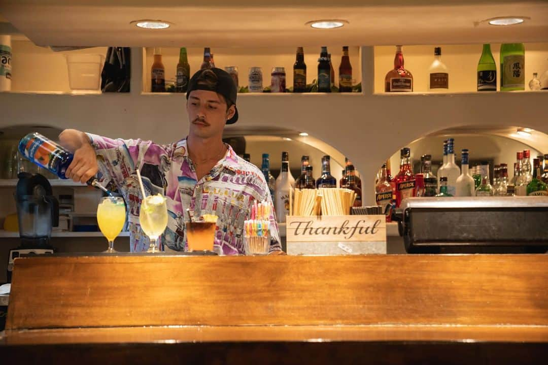 alohatable_waikikiさんのインスタグラム写真 - (alohatable_waikikiInstagram)「Aloha Friday!  Come up stairs and you can get to the hidden gem restaurant in Waikiki!!  Enjoy our tropical Hawaiian cocktails with Hawaiian breeze at Open air Lanai 🍹   アロハフライデー🤙 ワイキキの隠れ家的レストランでハワイらしいトロピカルカクテルはいかがですか⁇  オープンエアのテラス席でハワイの風を感じながら乾杯しましょ🍹✨  >>>>>Aloha Table WAIKIKI <<<<< •-•-•-•-•BUSINESS HOUR•-•-•-•-• ☀️Lunch: 11:30-14:00 🍹Happy Hour: 16:00-18:00 🌙Dinner: 18:00-24:00(L.O 23:00) •-•-•-•-•-•-•-•-•-•-•-•-•-•-•-•-•-• 📞TEL: Call us now!!! 🚗PARKING: Hyatt Centric (4 hours validation) 📱ONLINE order: Uber Eats / TOAST / call us ⁡ ⌒⌒⌒⌒⌒⌒⌒⌒⌒⌒⌒⌒⌒⌒⌒⌒⌒⌒⌒ #alohatablewaikiki #アロハテーブルワイキキ　#ハワイ料理　#hawaiistagram#hawaiivacation #locomoco #happyhourhawaii  #zetton #waikikidining #bestfoodhawaii  #ハワイロス　#ハワイランチ#ワイキキディナー　#ランチプレート　#ハワイ大好き　#hawaiilife #hawaiifoodie #hawaiieats #waikikieats #veganhawaiianfood #ガーリックシュリンプ #garlicshrimp #openeveryday #yelphawaii #waikikibar #hawaiianfood #hawaiian」4月22日 11時56分 - alohatable_waikiki