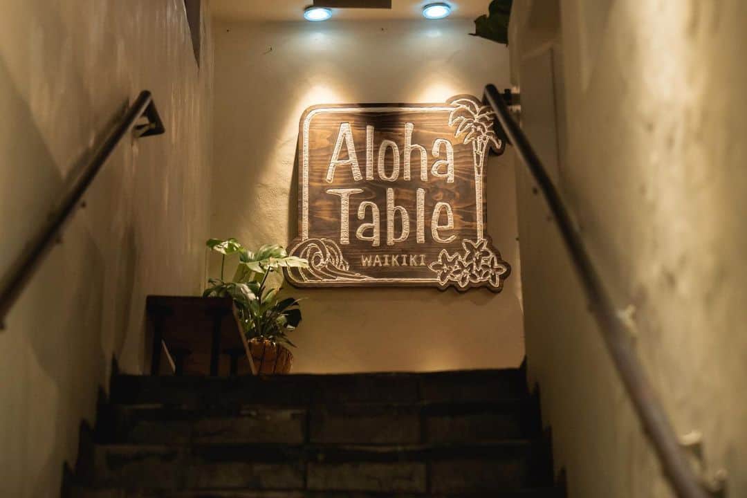 alohatable_waikikiさんのインスタグラム写真 - (alohatable_waikikiInstagram)「Aloha Friday!  Come up stairs and you can get to the hidden gem restaurant in Waikiki!!  Enjoy our tropical Hawaiian cocktails with Hawaiian breeze at Open air Lanai 🍹   アロハフライデー🤙 ワイキキの隠れ家的レストランでハワイらしいトロピカルカクテルはいかがですか⁇  オープンエアのテラス席でハワイの風を感じながら乾杯しましょ🍹✨  >>>>>Aloha Table WAIKIKI <<<<< •-•-•-•-•BUSINESS HOUR•-•-•-•-• ☀️Lunch: 11:30-14:00 🍹Happy Hour: 16:00-18:00 🌙Dinner: 18:00-24:00(L.O 23:00) •-•-•-•-•-•-•-•-•-•-•-•-•-•-•-•-•-• 📞TEL: Call us now!!! 🚗PARKING: Hyatt Centric (4 hours validation) 📱ONLINE order: Uber Eats / TOAST / call us ⁡ ⌒⌒⌒⌒⌒⌒⌒⌒⌒⌒⌒⌒⌒⌒⌒⌒⌒⌒⌒ #alohatablewaikiki #アロハテーブルワイキキ　#ハワイ料理　#hawaiistagram#hawaiivacation #locomoco #happyhourhawaii  #zetton #waikikidining #bestfoodhawaii  #ハワイロス　#ハワイランチ#ワイキキディナー　#ランチプレート　#ハワイ大好き　#hawaiilife #hawaiifoodie #hawaiieats #waikikieats #veganhawaiianfood #ガーリックシュリンプ #garlicshrimp #openeveryday #yelphawaii #waikikibar #hawaiianfood #hawaiian」4月22日 11時56分 - alohatable_waikiki
