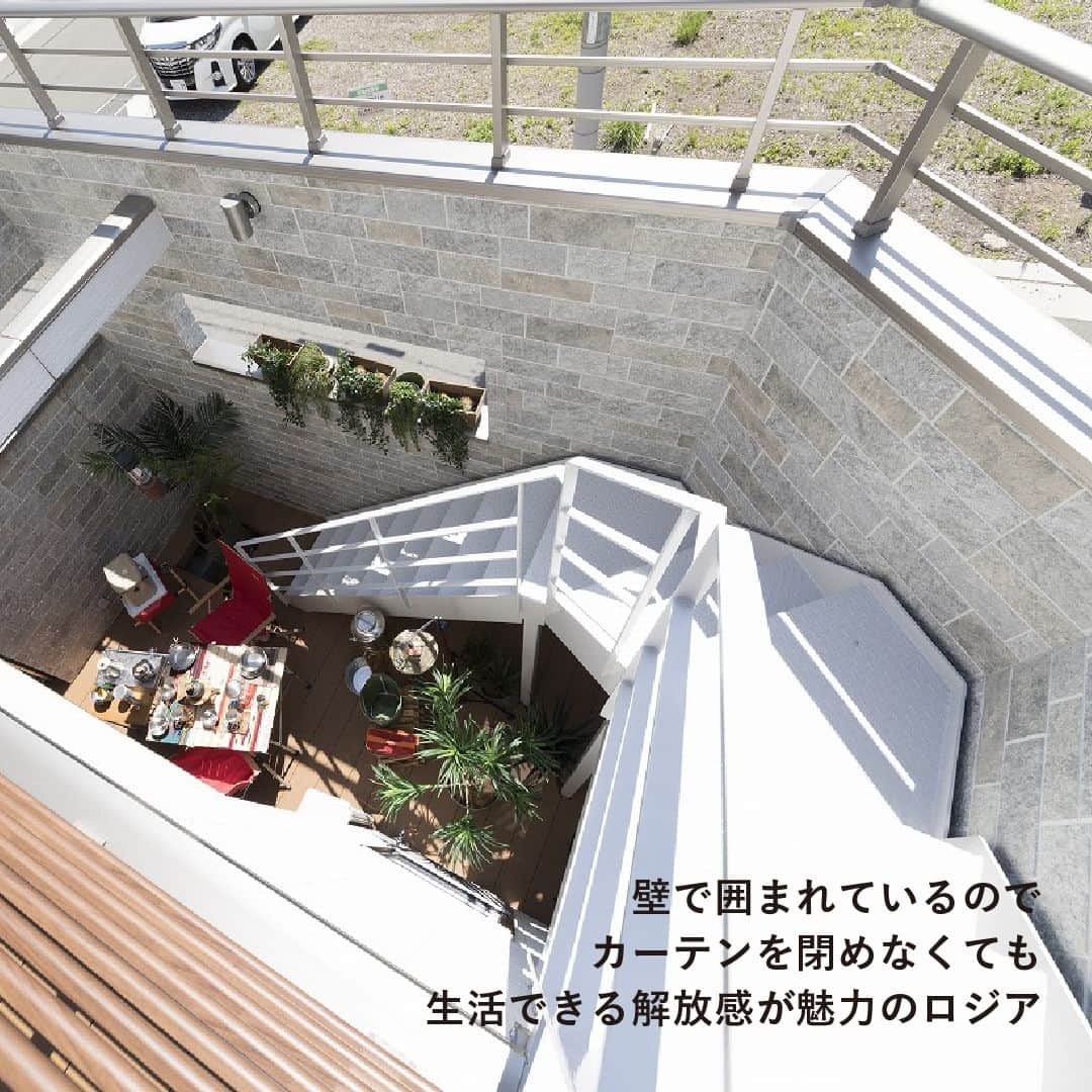 はりまの家さんのインスタグラム写真 - (はりまの家Instagram)「「中庭ロジアのある暮らし」～高丸モデルハウス～ 施工：株式会社 勝美住宅（KATSUMI） @katsumi_jyutaku   壁で囲まれているのでカーテンを閉めなくても生活できる解放感が魅力のロジア。ロジアとは、壁で囲まれたアウトドア空間。人目を気にせず部屋着のままで庭にでることができる気軽さはプライベートガーデンならでは。室内空間からフラットに続くのでリビングを広く感じることができます。  お家を建てたいなら【#はりまの家】をチェック♪  ・気になる建築会社へまとめて一括資料請求ができる！ ・お好みの資料やカタログももらえます！ ・播磨エリアの住宅イベント情報満載！申込みもできます。 ・モデルハウスで会社のこだわりをチェック！見学予約もはりまの家から♪ ・掲載施工事例900件以上で建築会社の特徴がわかります  @harimanoie からWEBサイトへGO！  ‥‥‥‥‥‥‥‥‥‥  #勝美住宅 #姫路市工務店 #姫路市住宅会社 #明石 #垂水 #加古川 #姫路 #住み心地の良い家 #中庭 #ロジア #インナーテラス #リビング階段 #板張り天井 #ワークスペース #3LDK #モデルハウス #施工事例  #家づくり #家づくりアイデア #家づくり計画 #家づくり計画中 #マイホーム計画 #マイホーム計画中 #家づくり記録 #後悔しない家づくり」4月22日 12時00分 - harimanoie