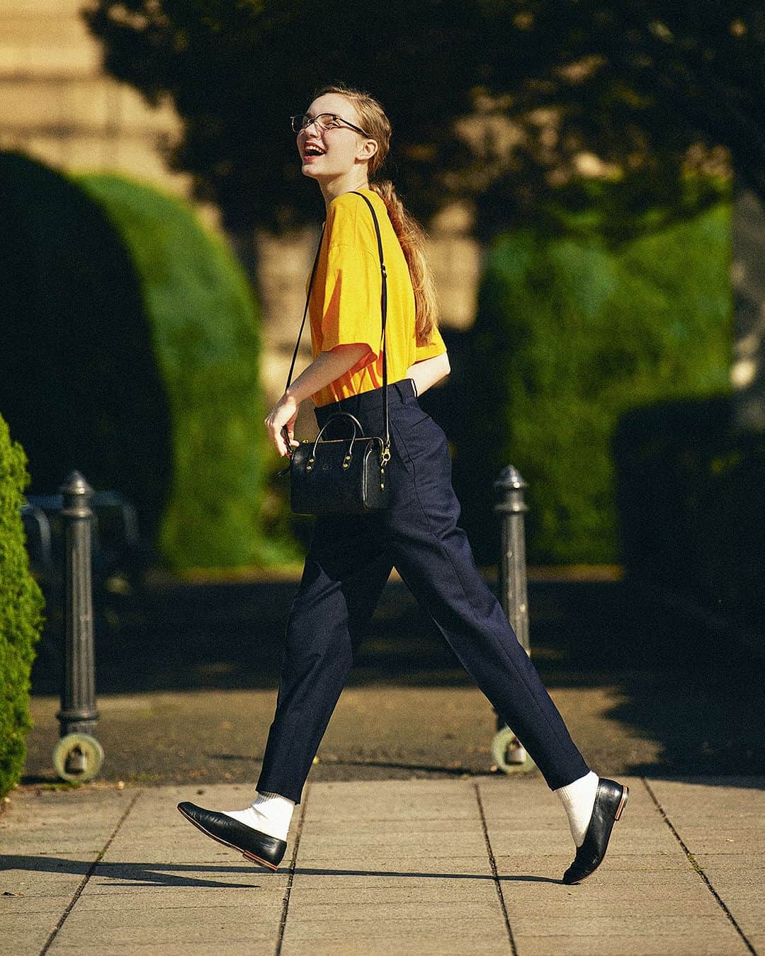 FUDGEのインスタグラム：「‣ ‣ ‣《 Tシャツをはじめよう☀️ 》 ジリジリと日が照りつけるホットな季節がすぐそこまで来ている！ まだちょっぴり気が早いけれど、初夏の着こなしのスタートダッシュを切るべく、 かわいくてラクチンなTシャツをラインナップしました。  - - - - - - - - - - - - - - - - - - - - - - - - - - ◇STYLE. 01 “主役級のカラーTシャツ” 目を奪うカラーTeeの着こなしにトライ！ 無地1枚でもサマになって、シーズンムードを盛り上げる、フレッシュな色味が気になります。  ✔︎#Tシャツ 〰︎United Athle @united_athle  ✔︎#パンツ 〰︎GALERIE VIE @galerievie_jp  ✔︎#シューズ 〰︎LAUREL  ✔︎#バッグ 〰︎IL BISONTE @ilbisontejapan  - - - - - - - - - - - - - - - - - - - - - - - - - - ◇STYLE. 02 “Girlに着るワンポイントTee” サマーガールの必需品、着回し力が高いワンポイントTシャツ。 もちろん無地もいいけれど、ブローチみたいに洒落たアプローチができるTシャツに心惹かれるのです。  ✔︎#Tシャツ 〰︎Véritécoeur @veritecoeur_shop  ✔︎#ショートパンツ 〰︎NEAT @neat_tokyo  ✔︎#ハット 〰︎GRILLO.C  - - - - - - - - - - - - - - - - - - - - - - - - - - ◇STYLE. 03 “ピンクTeeでガールズマインドを” ショート丈×ワイドな身幅で、モダンな着こなしが叶う#ラコステのTシャツ。 デニムジャケットでラフさをプラスしてみて。  ✔︎Tシャツ 〰︎LACOSTE @lacoste  ✔︎#スカート 〰︎DRESSTERIOR @dressterior_official  ✔︎#デニムジャケット 〰︎beautiful people @beautifulpeople_officialsite  ✔︎シューズ 〰︎Sanders @sandersshoes  - - - - - - - - - - - - - - - - - - - - - - - - - - ◇STYLE. 04 “Boyに着るロゴTee” 暑い季節は、とにかくかんたんなコーディネートに尽きる。 そんな時はボーイに着られるルーズなTシャツ。  ✔︎Tシャツ 〰︎NEWYOURS  ✔︎#スウェットパンツ 〰︎BEAUTY&YOUTH by LOGO LINE  - - - - - - - - - - - - - - - - - - - - - - - - - - ◇STYLE. 05 “後ろ姿もかわいい上品なブルーTee” 深みのあるロイヤルブルーが素敵な #ミディウミ の新作は、ゆったりとしたサイジング。 1枚でルーズに着たり、レイヤードを楽しんだりするのもOK！  ✔︎Tシャツ 〰︎MidiUmi @midiumi.official  ✔︎ショートパンツ 〰︎BEAUTY&YOUTH @beautyandyouth_official  - - - - - - - - - - - - - - - 『FUDGE』2023年5月号は『 GOOD STYLE 150 春はデニムが気分です 』特集📚✨ むくむとやる気がみなぎる今日この頃。ふとお洒落がマンネリになっているのではないかと思案する。 そうだ！柄物に挑戦してみよう。デニムと一緒なら簡単に可愛くできるはず。  全国の書店、コンビニ、webで人気販売中です！◎ ぜひ最新号をゲットして @fudge_magazine をタグ付けしてくださいね！  《FUDGEの他のアカウントも更新中》 ⌎men'sFUDGE @mensfudge ⌎snap @fudge_snap ⌎online store @fudge_online_store ⌎friend @fudge_friend ⌎coffee @fudge_coffee   #ファッジ #fudge_magazine #ファッション誌 #洋服好きな人と繋がりたい #服好き #おしゃれ女子 #おしゃれ好き #お洒落好き #お洒落女子 #Tシャツ #Tシャツコーデ #カラーTシャツ  #カラーTシャツコーデ」