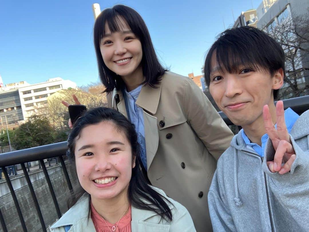 あなたがしてくれなくてものインスタグラム：「🫧オフショットをお届け🫧  第１話、桜の川でのシーン 自撮りするカップル役の エキストラさんの緊張をほぐそうと ２人の後ろに映り込んだ #奈緒 さんの笑顔をお届けします🎁✨  第２話も #TVer で無料配信中です📺 https://tver.jp/episodes/ep3nf9j2io」