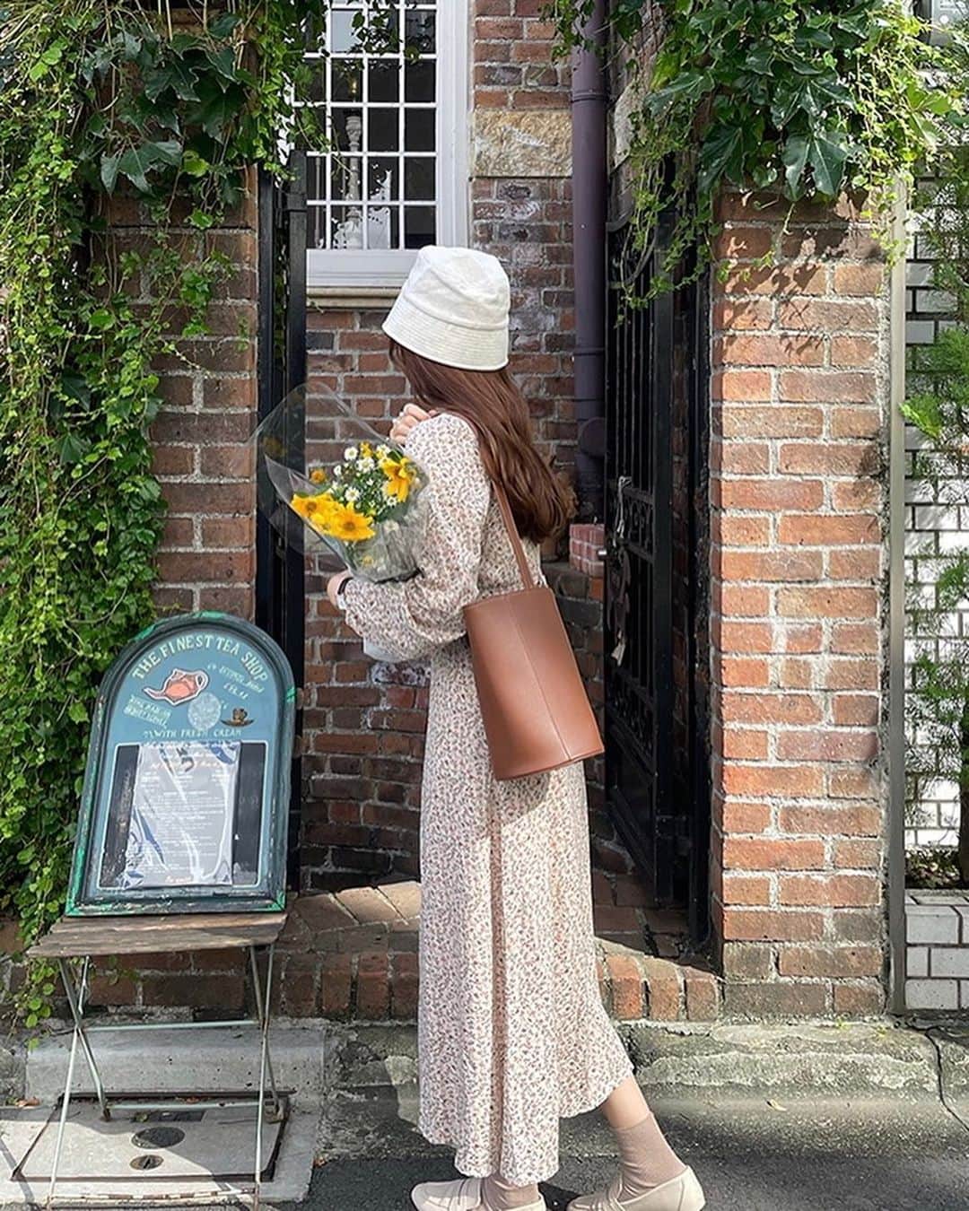 DHOLIC SNAPのインスタグラム：「Spring dress...👗✨ 春夏におすすめしたい人気 ワンピースのご紹介🌷  忙しい朝やコーデを組む時間を 減らしたい時に一枚でさらっと 着られる優秀itemです💗  気になるアイテムはショッピングタグよりご確認いただけます🏷️」