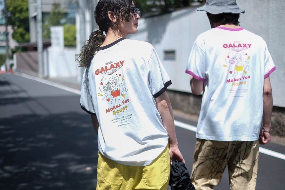 のインスタグラム：「maRket×JOHNBULL Collaboration T-shirt vol.4 待望の第4弾コラボレーションが、満を持してスタート  今年も本格的な夏がやって来る前に、架空のお土産屋さん【maRket】とのコラボレーションアイテム第4弾が 【4/21(金)より先行予約】 受付が開始となりました✨  全国の直営店では4/28(金)より一斉に発売致します🌞  今回公開となった第4弾のアイテム紹介特集ページでは、魅力的なアイテムに込めた想いやこだわりについて【maRket】のお二人にお話を伺うと共に、「日常の中で着てこそ【maRket】のコンセプトに合う」という事から、日常を切り取った一コマをお届けしています☺  想像を膨らませ、暮らしの中に溶け込んだスタイルを是非ともご覧ください。  ▶特集ページはこちら https://www.privatelabo.jp/contents/feature/?p=1571457  #johnbull #johnbullprivatelabo #johnbullonlinestore #maRket #maRketjohnbull #collaboration #newarrivals #preorder #2023summer #printtshirts #ジョンブル #ジョンブルプライベートラボ #ジョンブルオンラインストア #マーケット #コラボレーション #コラボ商品 #コラボアイテム #コラボT #プリントTシャツ #先行予約販売開始 #発売230428」
