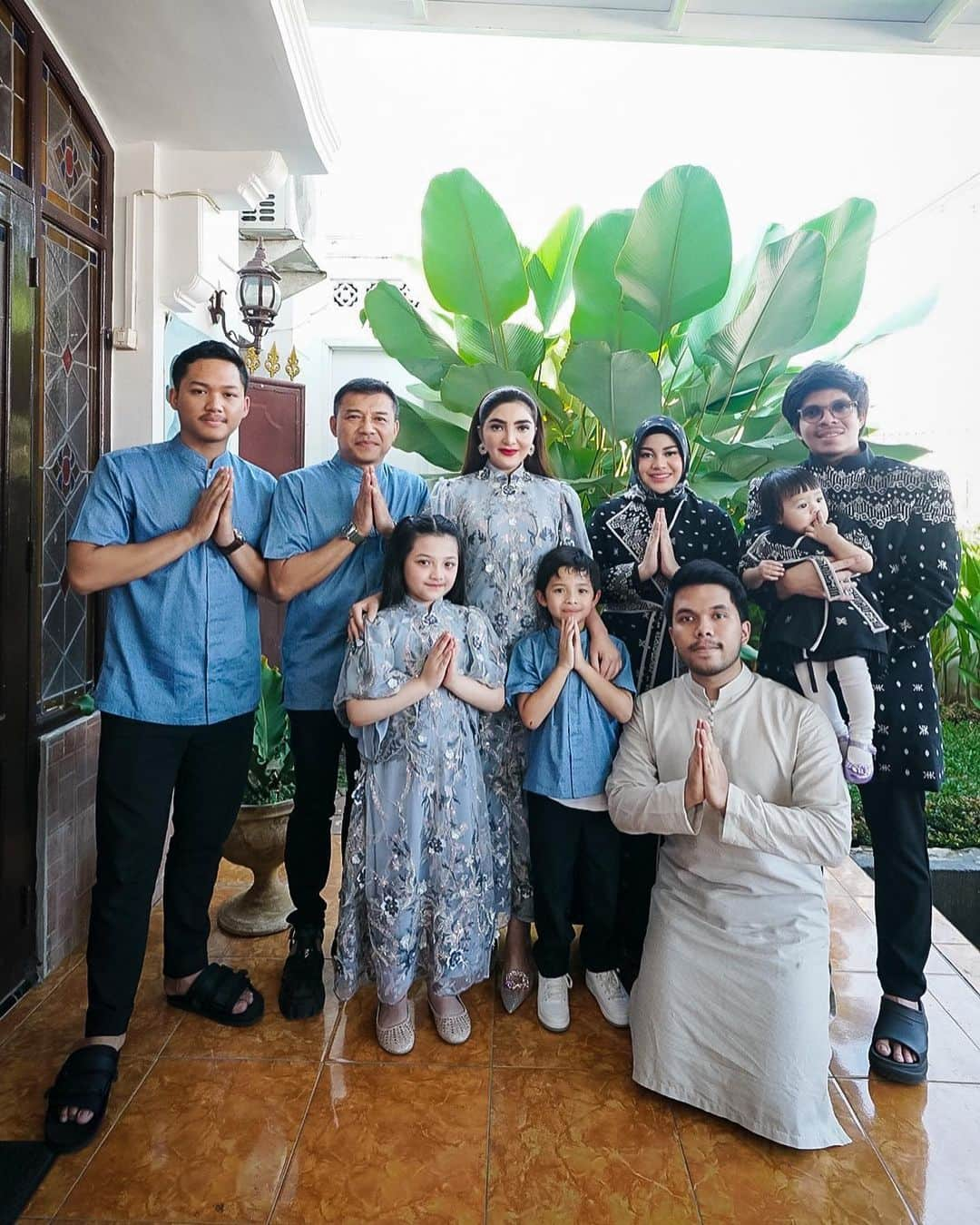 Keluarga A5さんのインスタグラム写真 - (Keluarga A5Instagram)「Selamat Lebaran semuanya.. mohon maaf lahir dan batin🙏😍」4月22日 12時01分 - queenarsy