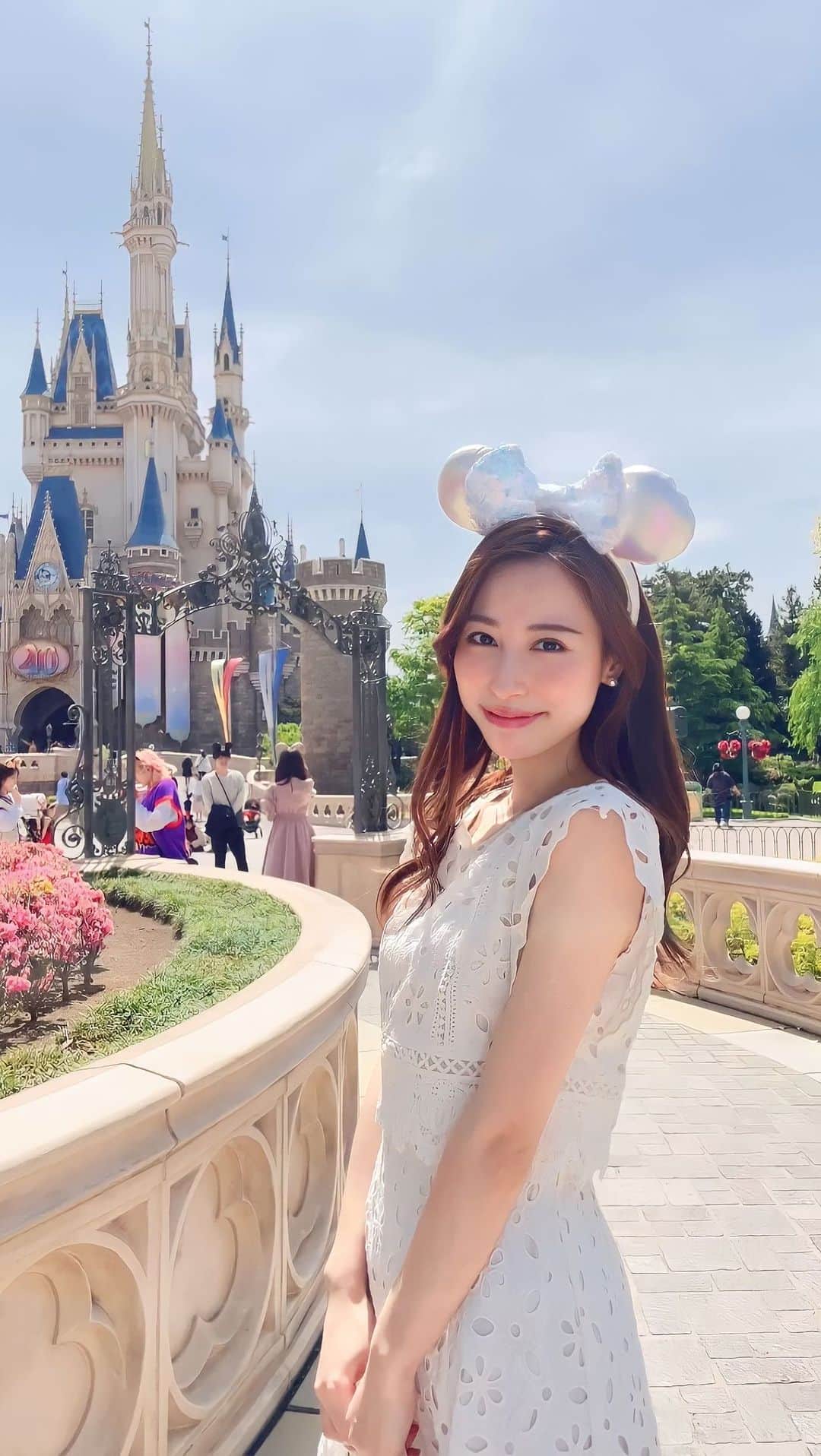 Chihiroのインスタグラム：「昨日のDisney coordinate🐭❤︎ ワンピースはノエラの新作ワンピ♡ 骨格ウェーブに特におすすめです！  one-piece： @noela_official  shoes： @evol_official0  bag： @jimmychoo   ★ディズニーに持って行ったバックの中身 ・ハンカチ ・アルコールシート ・日焼け止め ・財布 ・リップ2本 ・アホ毛直しヘアスティック ・エレガンス のパウダー(プードルI) ・ミニボトル(水) ・絆創膏  ------------------------------  ＼CICCY GW限定のペア割開催中🤍／  GW期間中に限り、Ciccy診断士(代表栂野は除く)のパーソナルカラー診断×骨格診断　ペア診断が割引になります♡  通常22,500円×2人＝45,000円 のところ、お1人様あたり1,000円Offの43,000円に！  是非ご友人様とお越しください♡  【パーソナルカラー診断＋骨格診断】  ♦︎栂野枠4月末まで満席。 5月数枠空きあり。 (お一人様あたり¥32,000-)  ♦︎Ciccy診断士枠 4月/5月ご予約受け付け中。 (お一人様あたり¥22,500-)  ご予約詳細は、Ciccyホームページにてご確認ください。  #ディズニーコーデ #ディズニーランド #disneyland  #tokyodisneyland  #ディズニー40周年  #イエベ秋 #パーソナルカラー診断 #骨格診断」